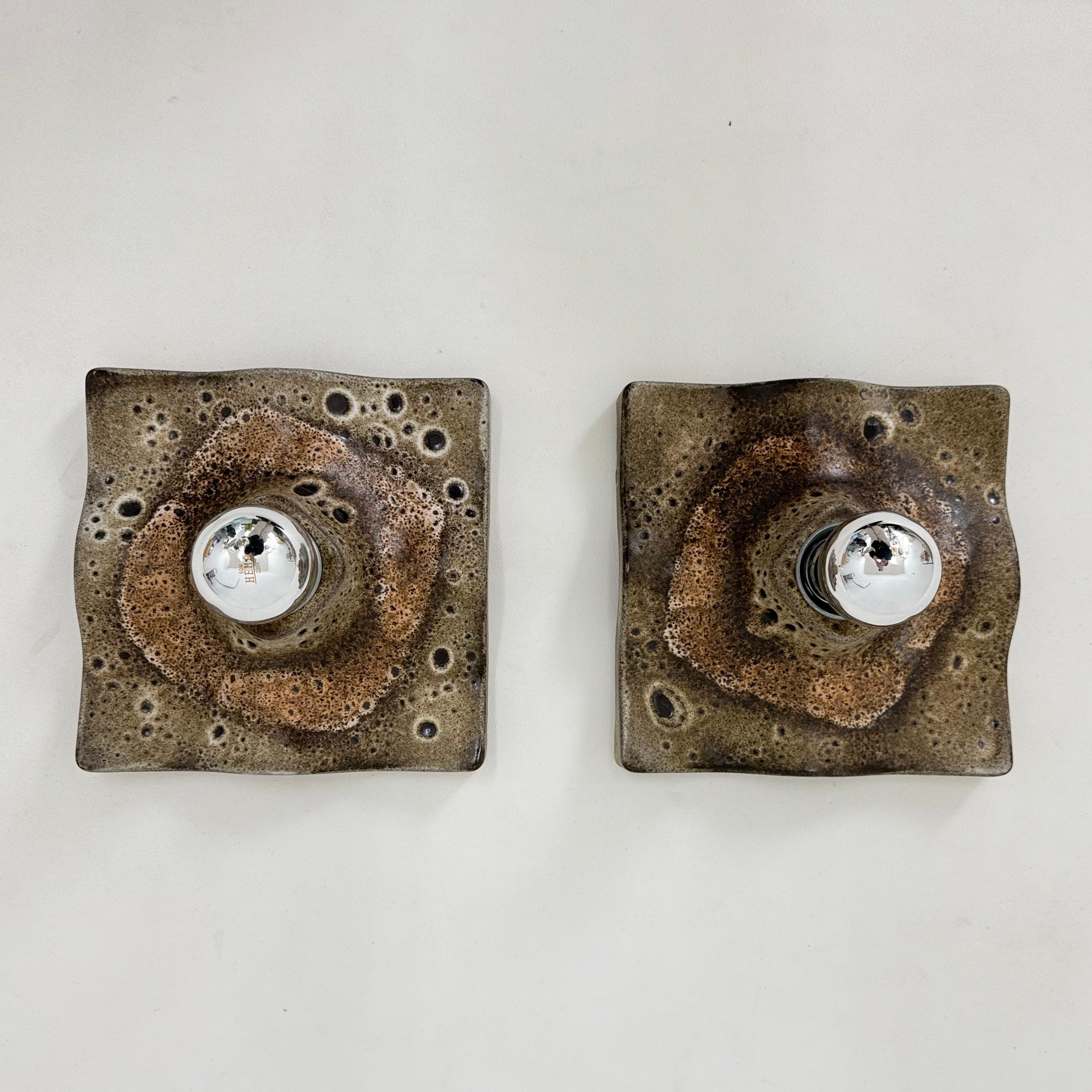 Ceramica Coppia di lampade da parete ondulate in ceramica di metà secolo, anni '70 in vendita