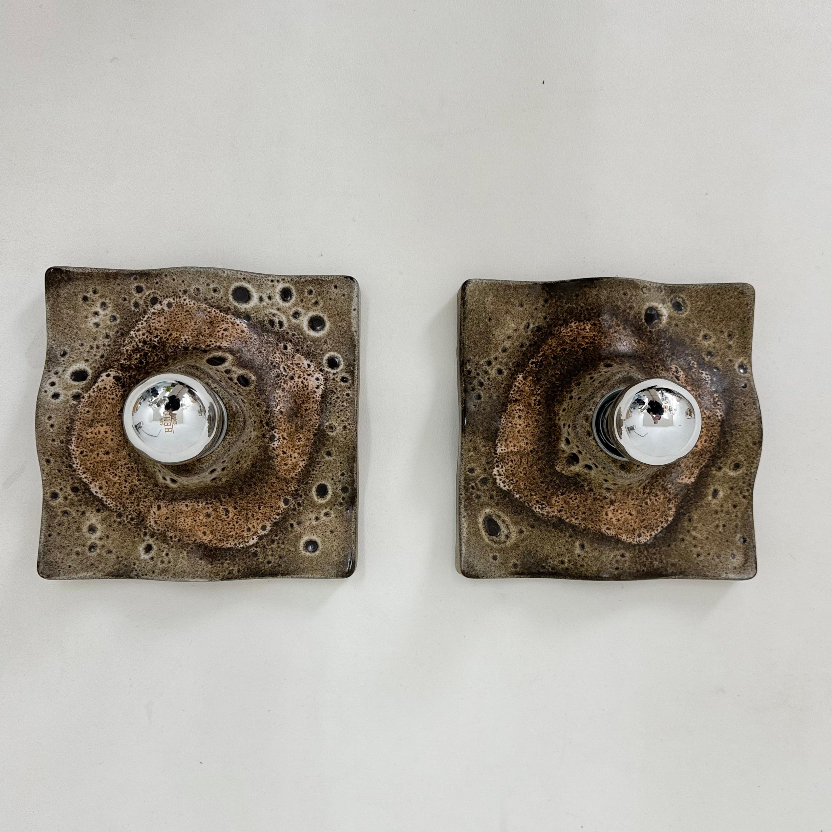 Coppia di lampade da parete ondulate in ceramica di metà secolo, anni '70 in vendita 1
