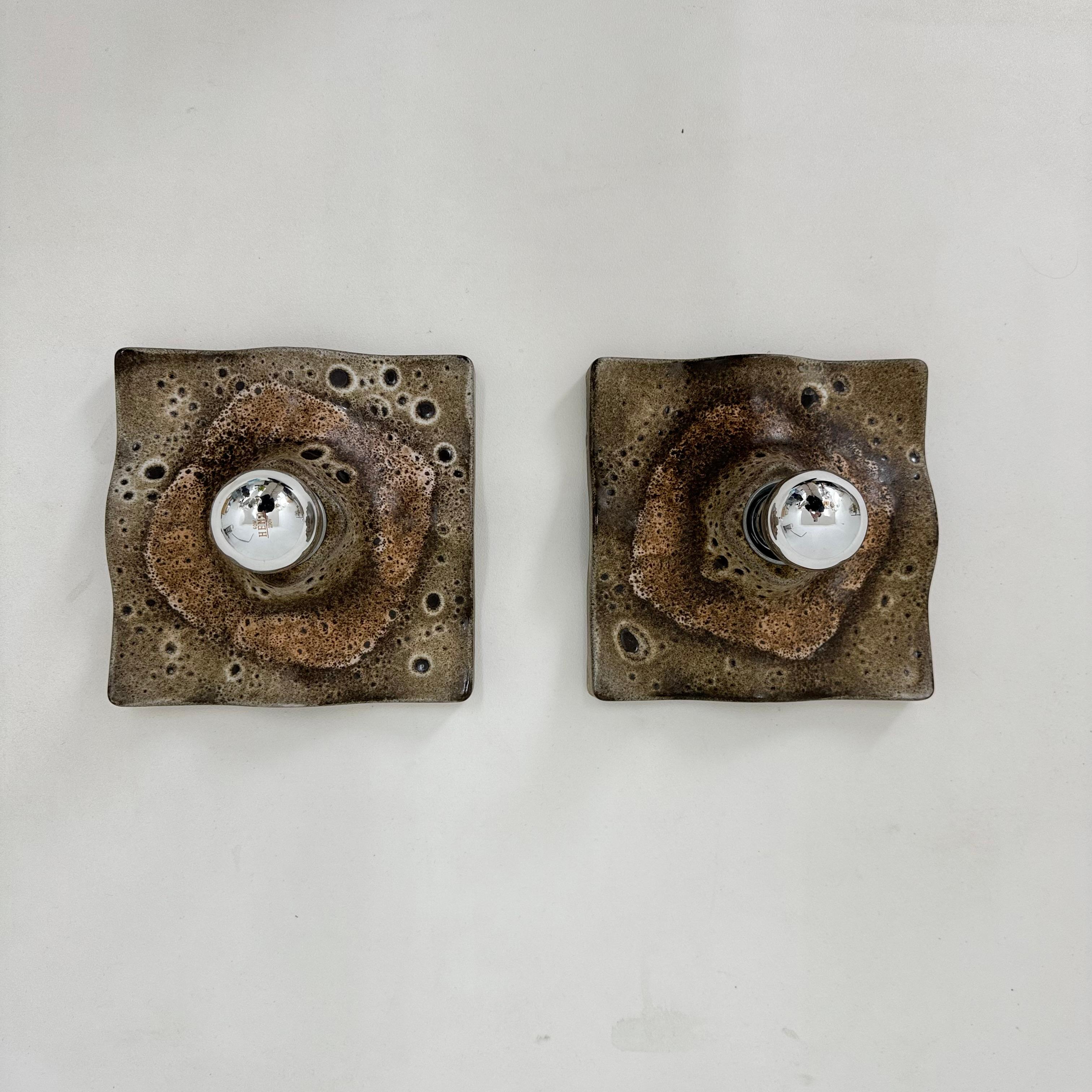 Coppia di lampade da parete ondulate in ceramica di metà secolo, anni '70 in vendita 2