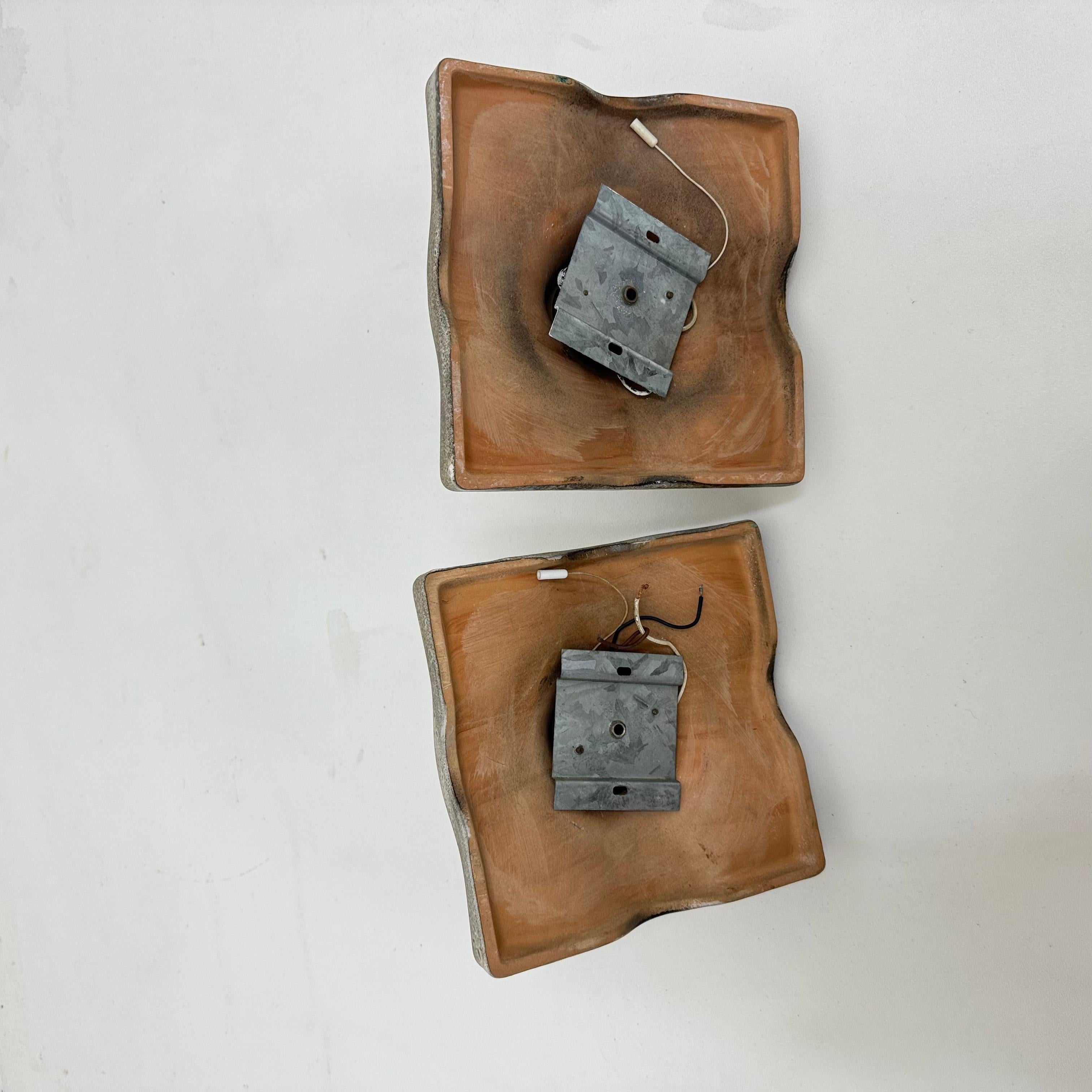 Coppia di lampade da parete ondulate in ceramica di metà secolo, anni '70 in vendita 10