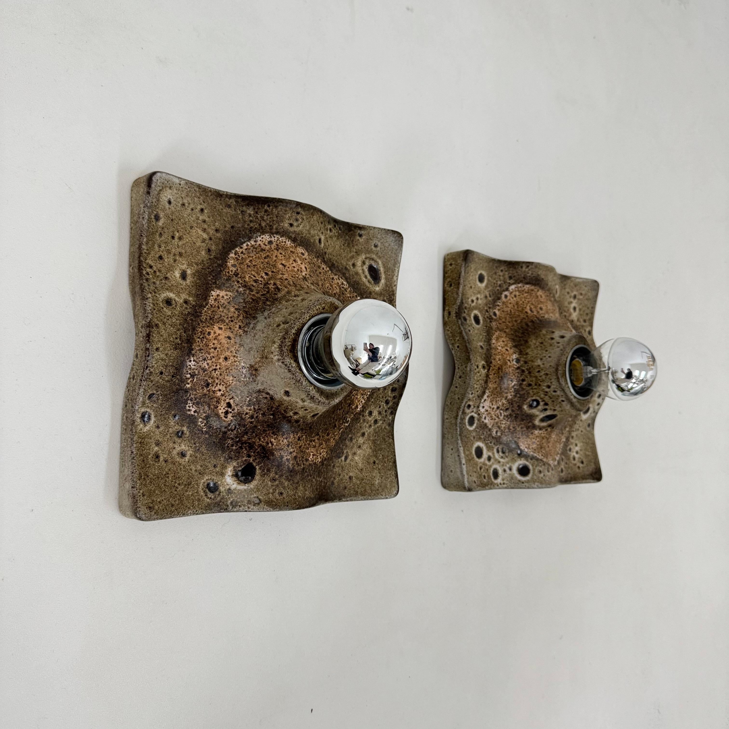 Coppia di lampade da parete ondulate in ceramica di metà secolo, anni '70 in vendita 6