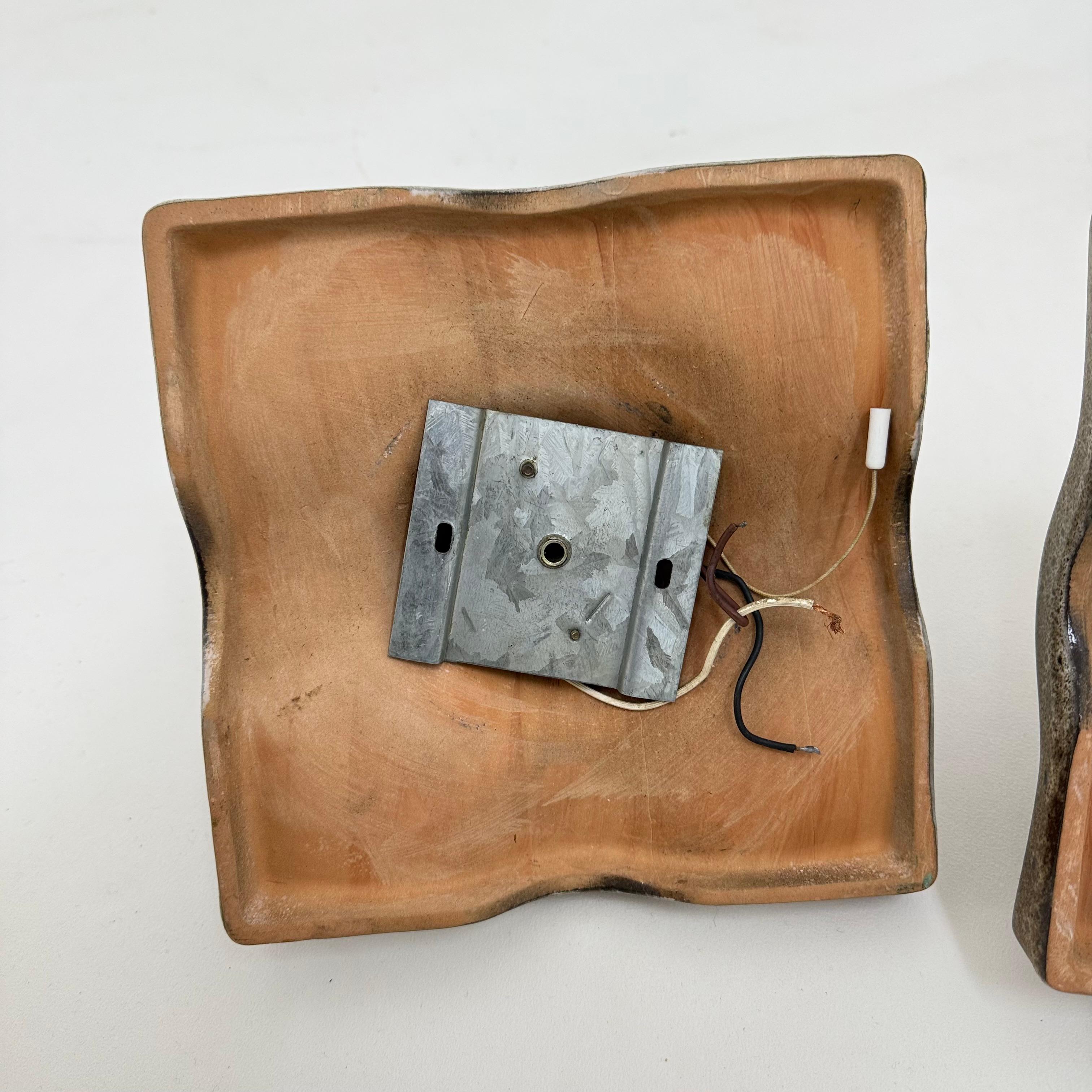 Coppia di lampade da parete ondulate in ceramica di metà secolo, anni '70 in vendita 11