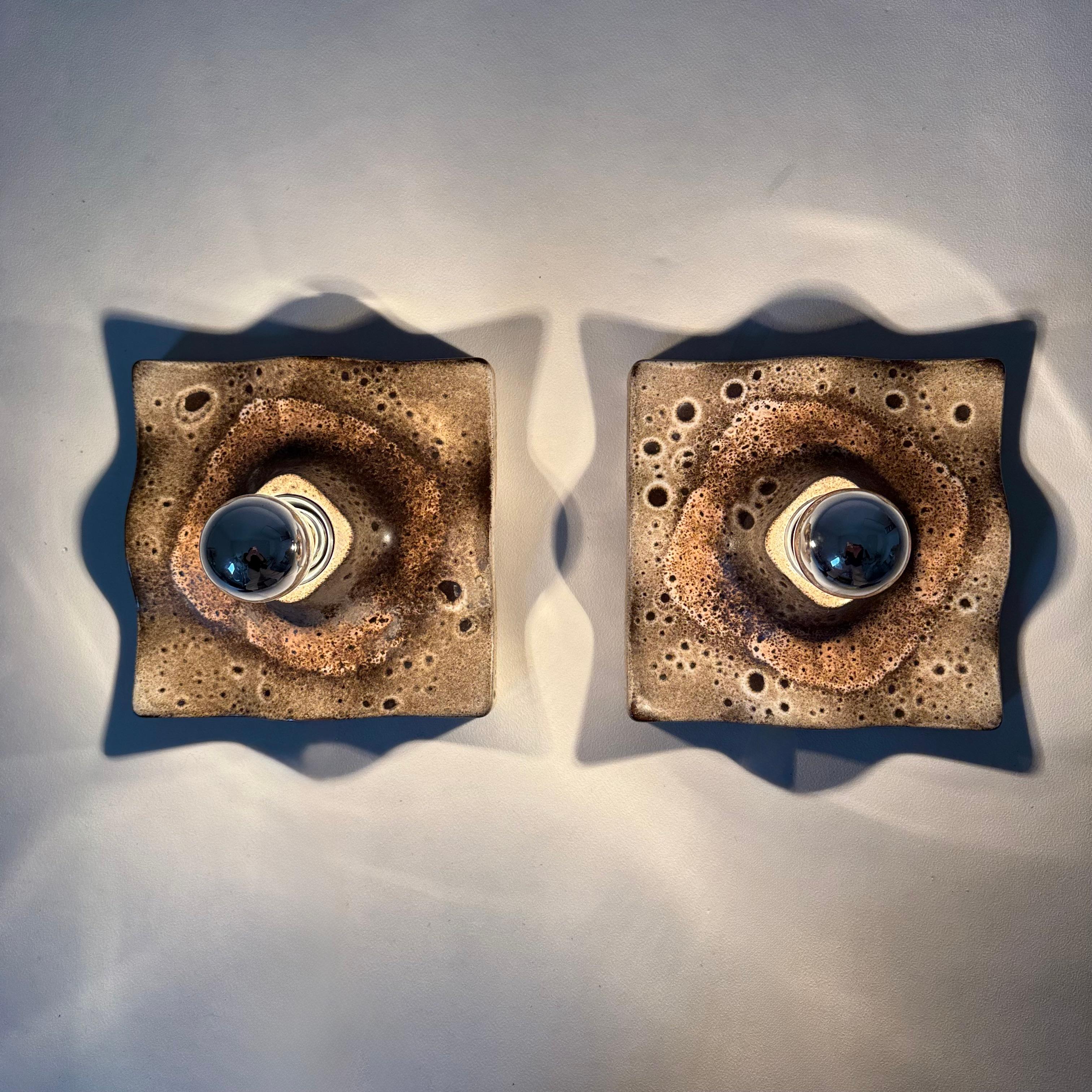 Coppia di lampade da parete ondulate in ceramica di metà secolo, anni '70 in vendita 12