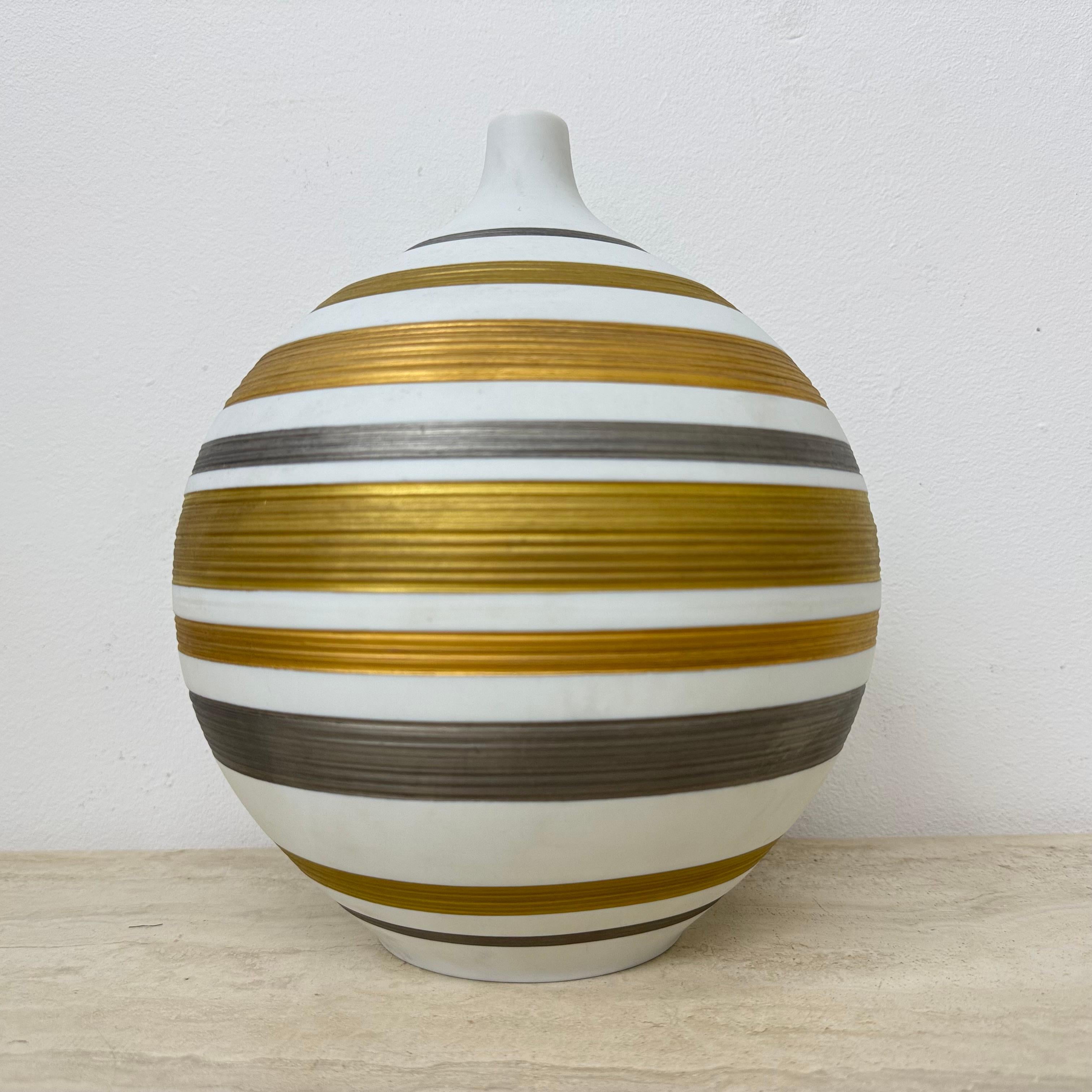 Vaso in porcellana di Hutschenreuther, design di metà secolo, anni '70 in vendita 4