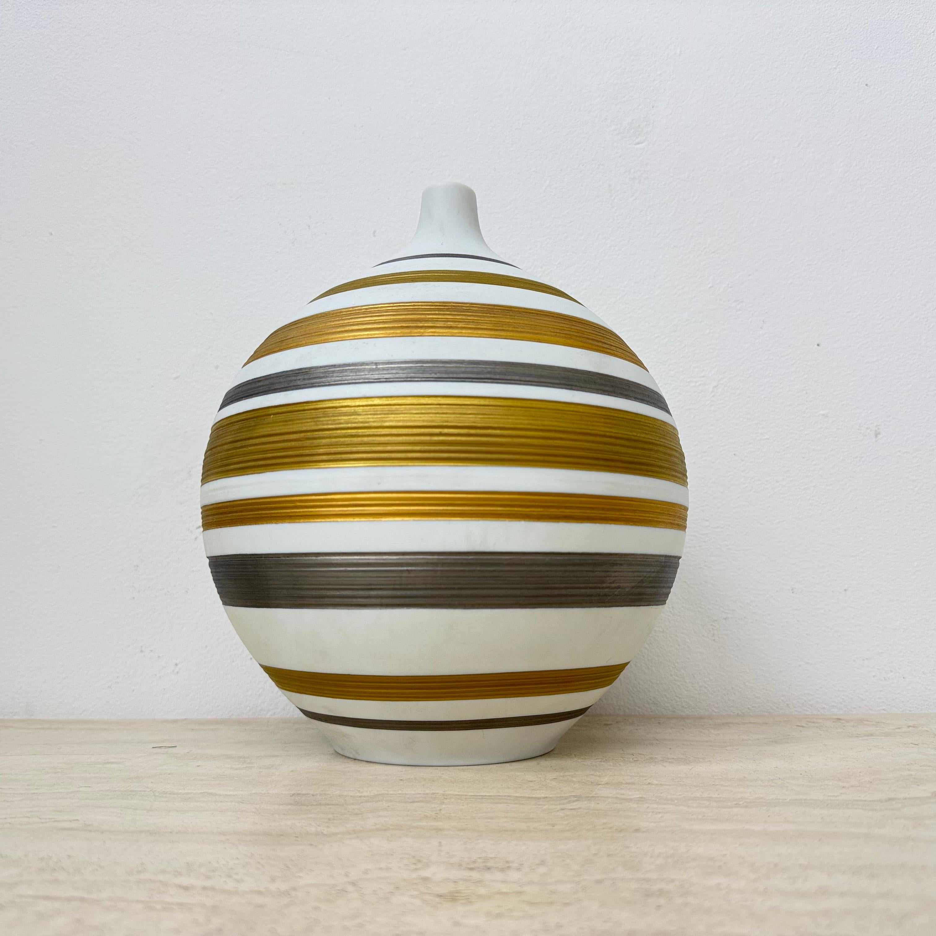Vaso in porcellana di Hutschenreuther, design di metà secolo, anni '70 in vendita 8