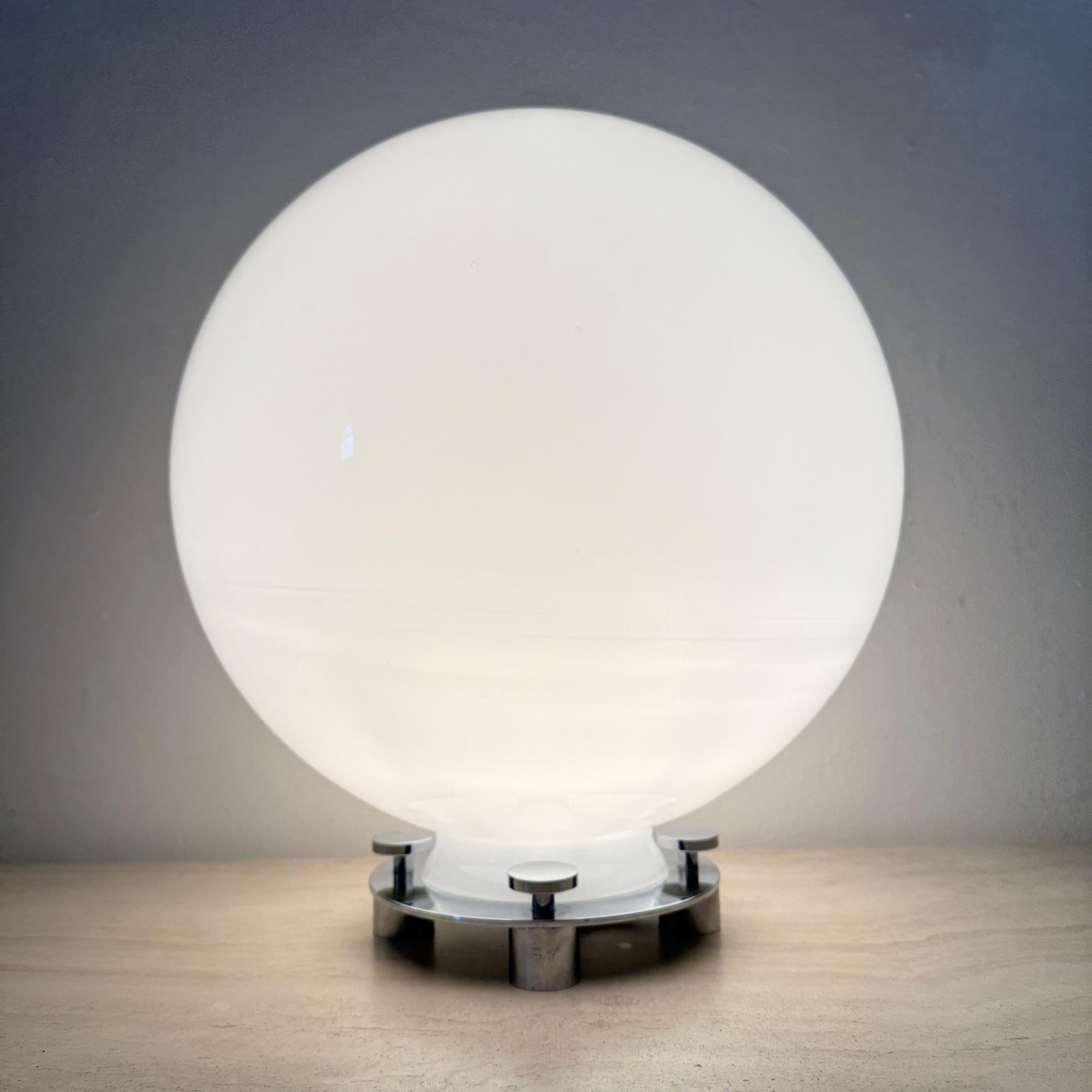 Fin du 20e siècle Lampe de table 752 en verre et chrome attribuée à Martinelli Luce, Italie, années 1970 en vente