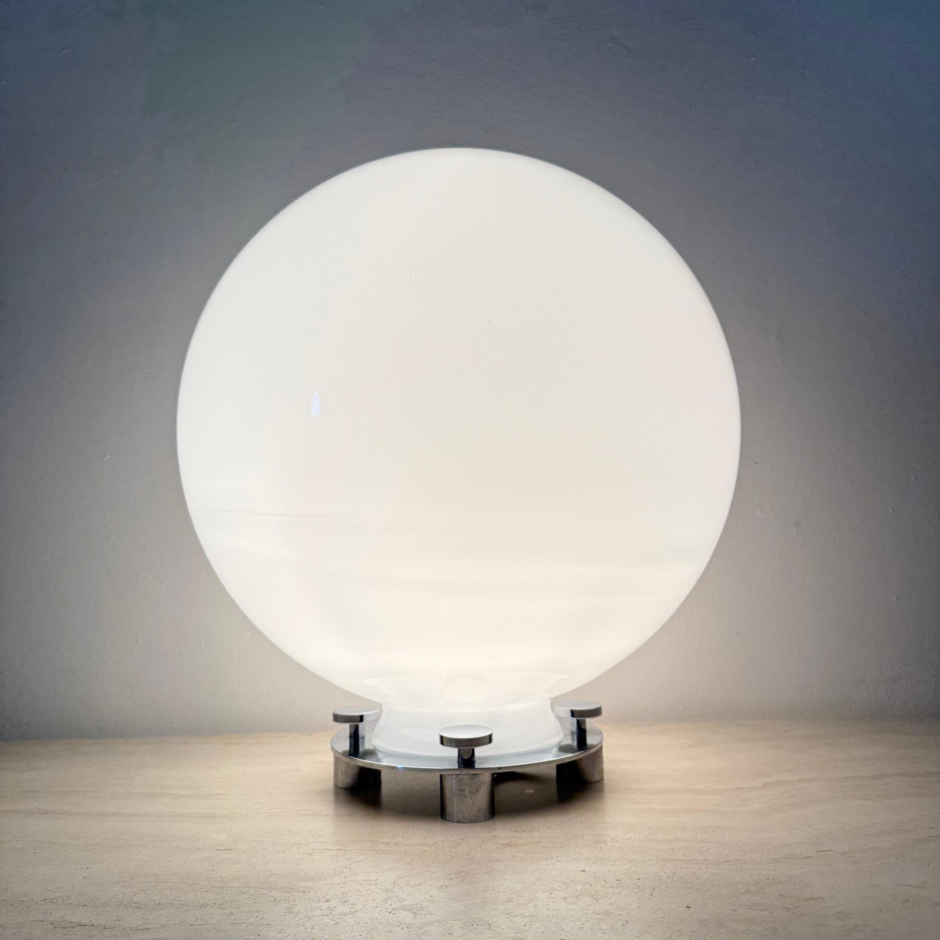 Verre Lampe de table 752 en verre et chrome attribuée à Martinelli Luce, Italie, années 1970 en vente