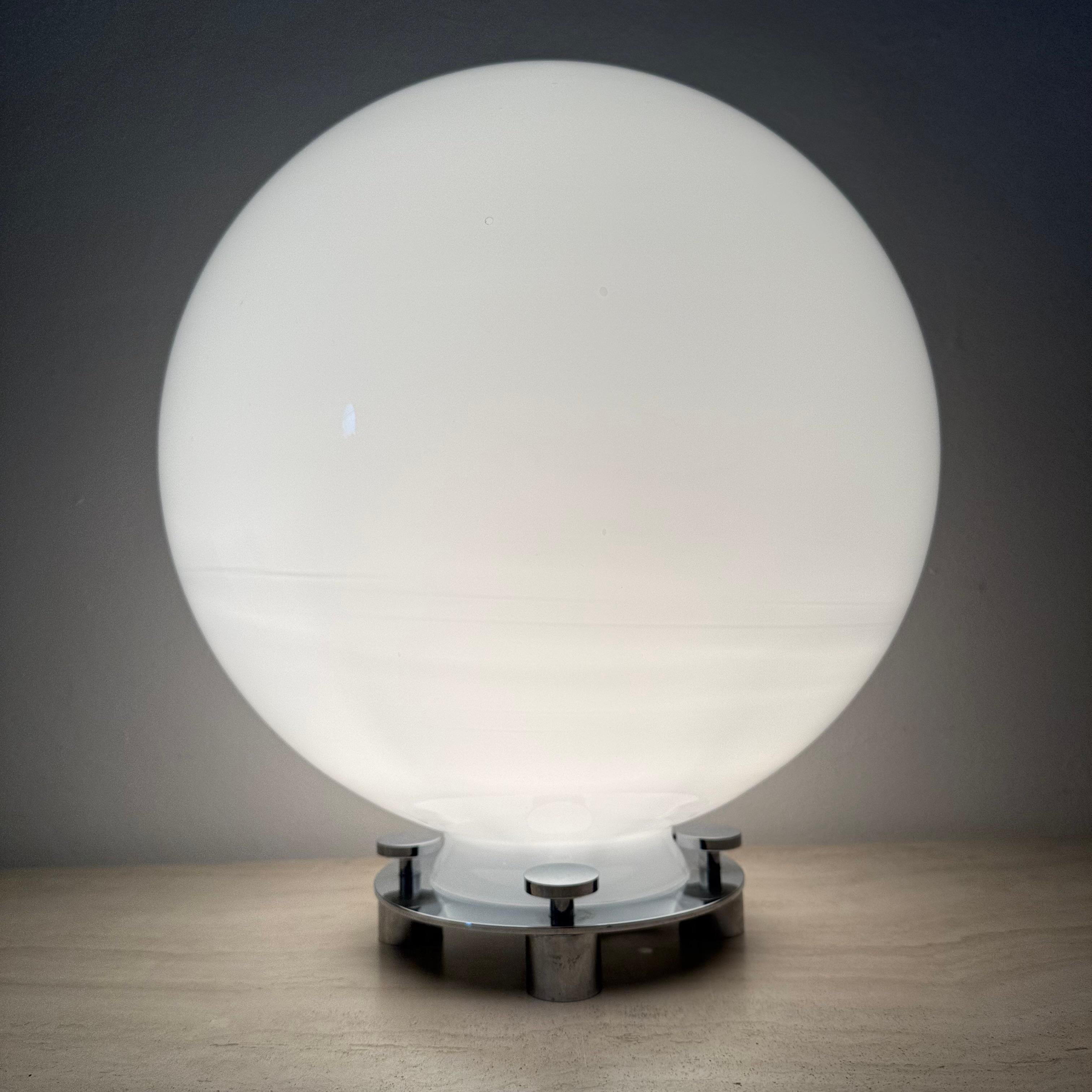 Lampe de table 752 en verre et chrome attribuée à Martinelli Luce, Italie, années 1970 Bon état - En vente à Delft, NL