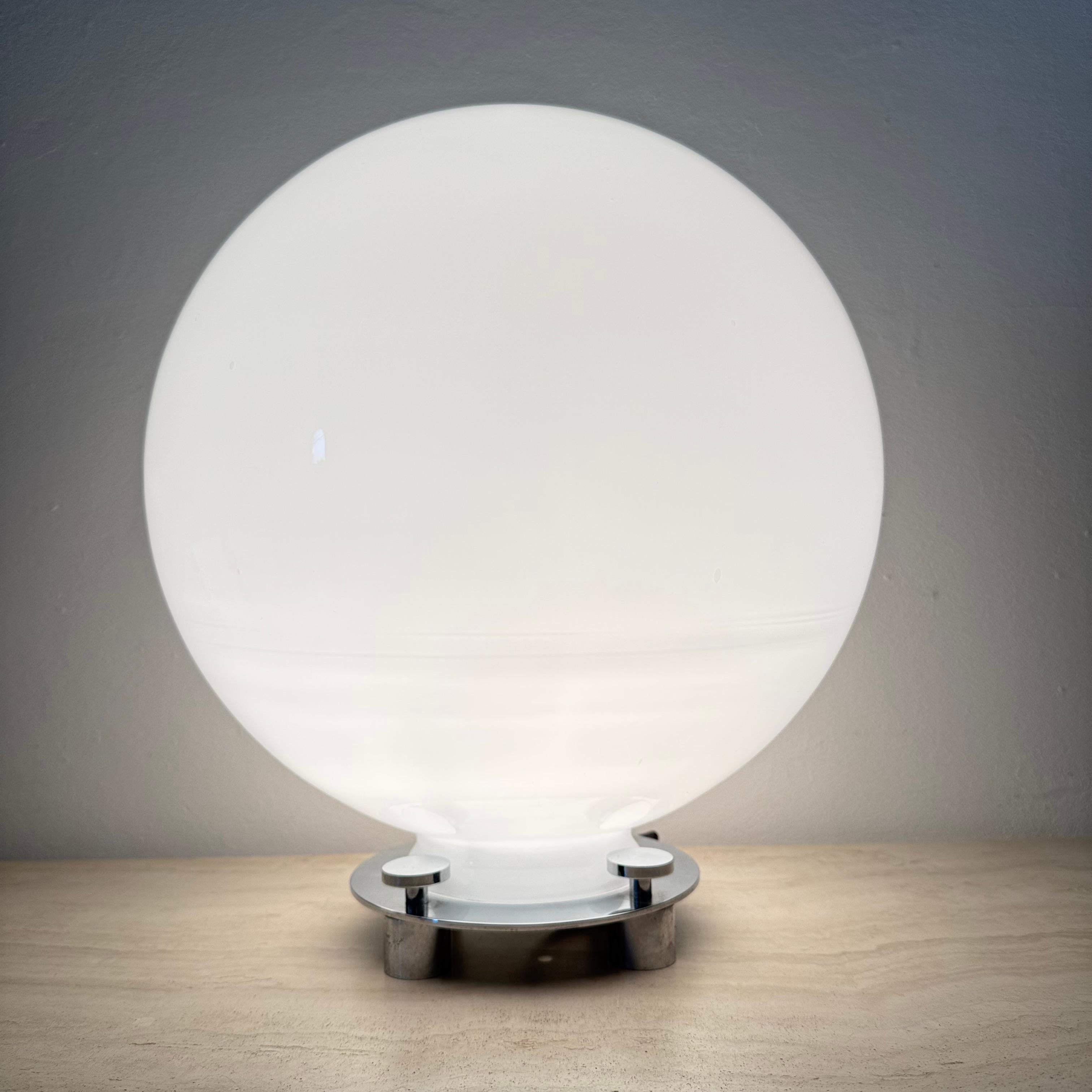 Lampe de table 752 en verre et chrome attribuée à Martinelli Luce, Italie, années 1970 en vente 2