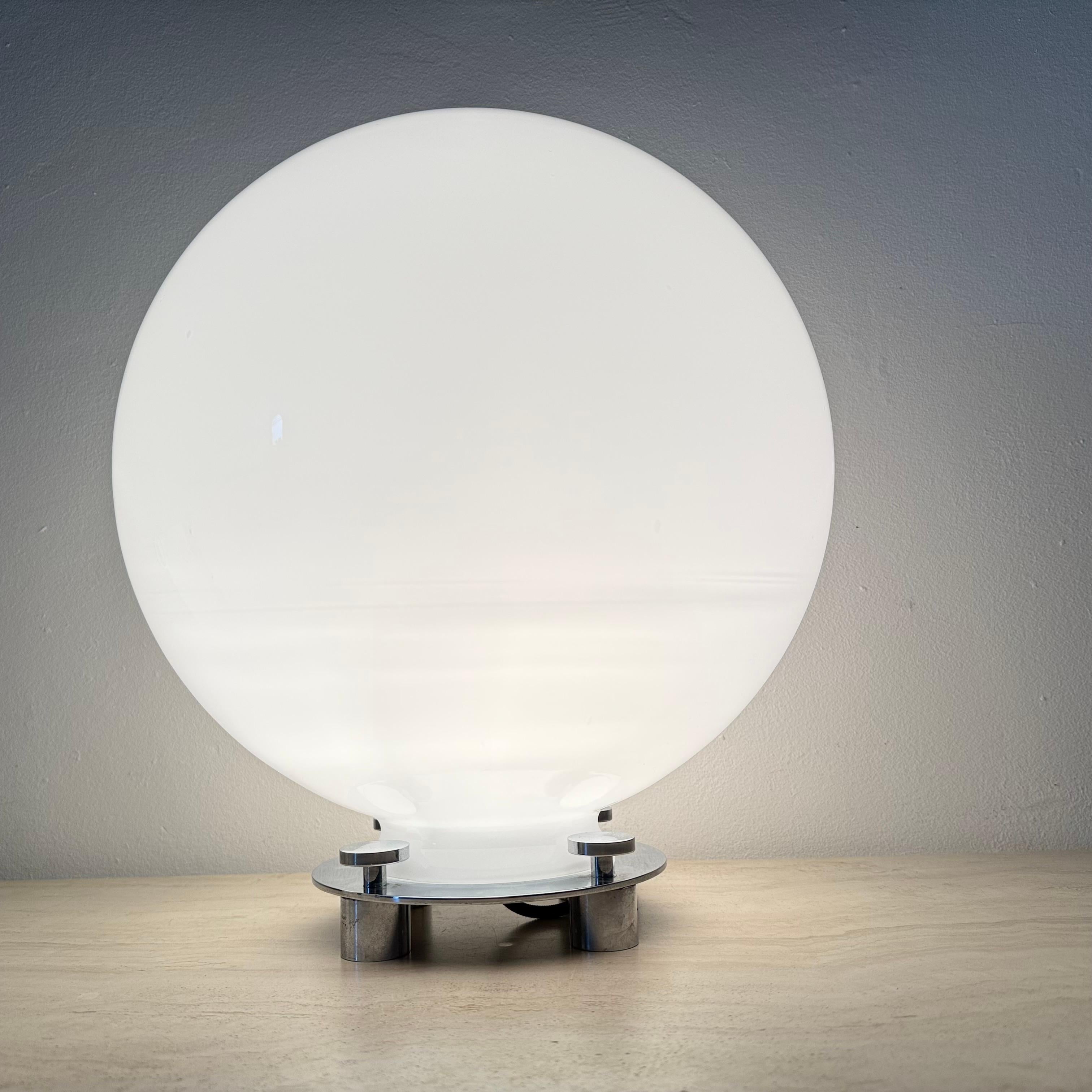 Lampe de table 752 en verre et chrome attribuée à Martinelli Luce, Italie, années 1970 en vente 3