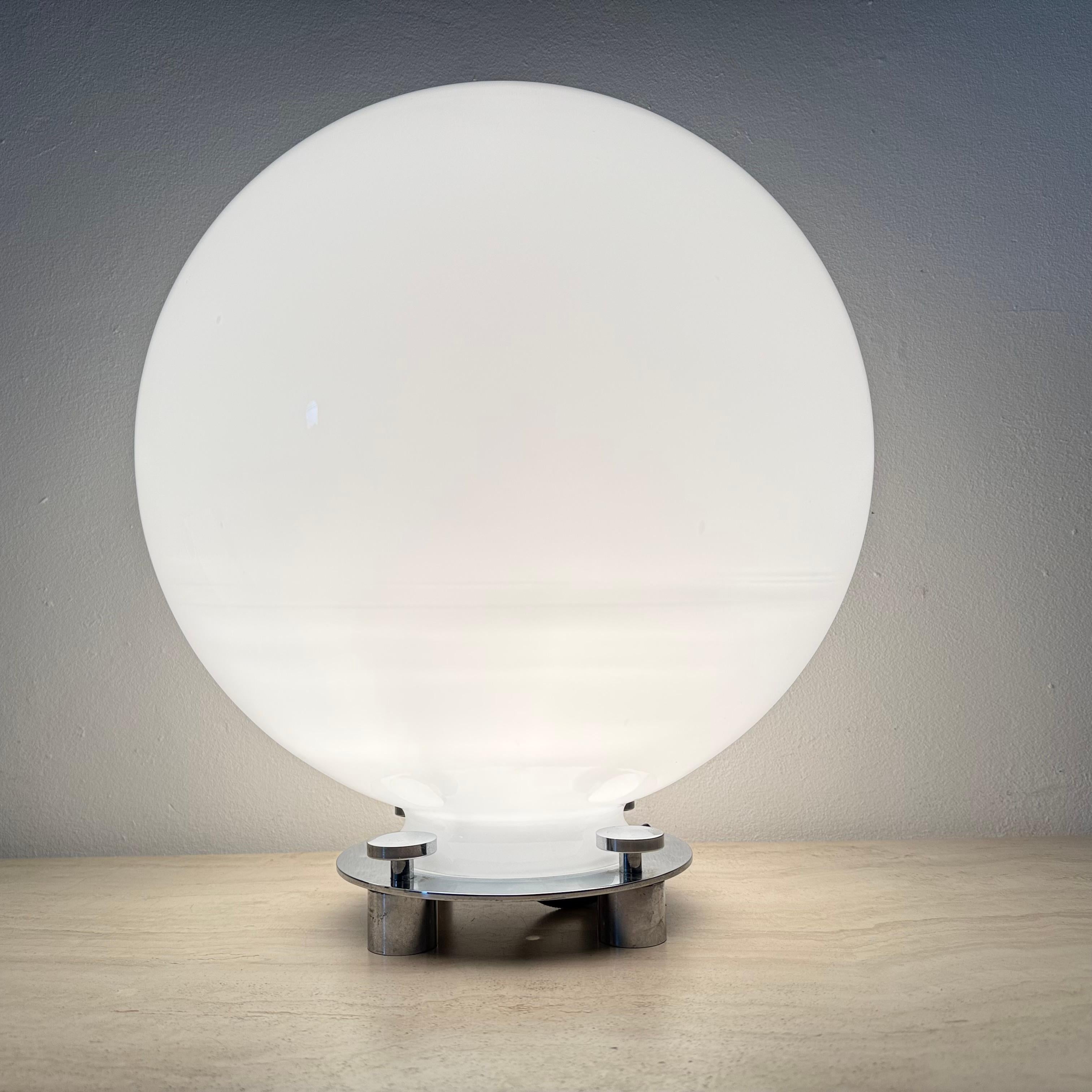 Lampe de table 752 en verre et chrome attribuée à Martinelli Luce, Italie, années 1970 en vente 4