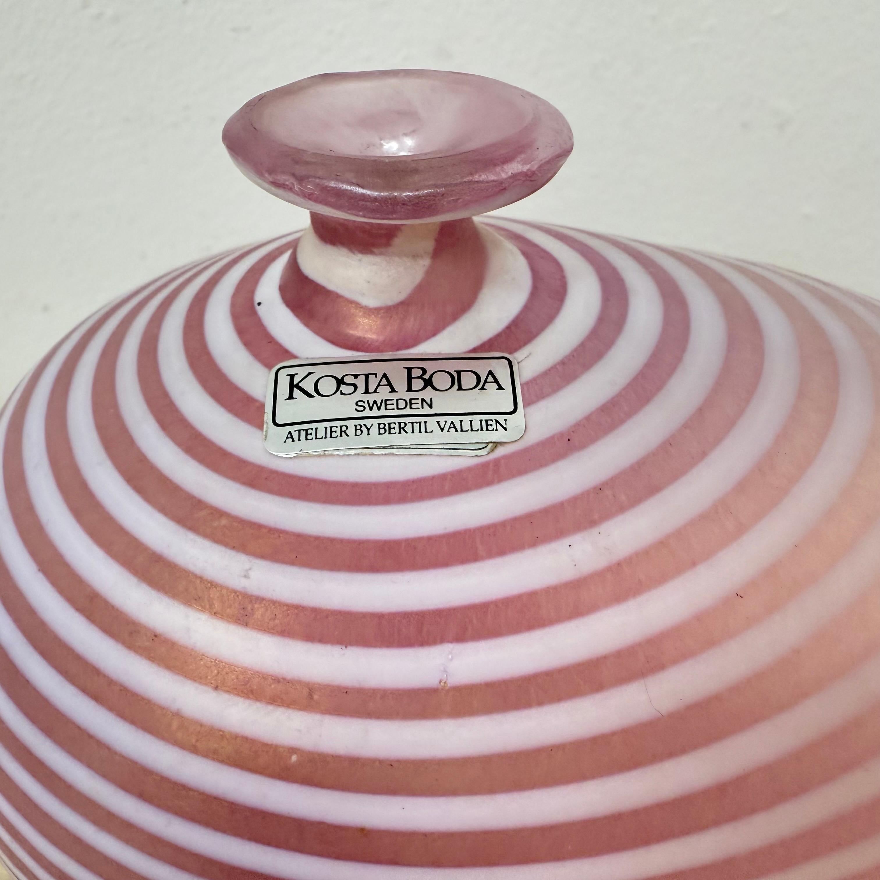 Mid-Century moderno Vaso in vetro rosa Bertil Vallien per Kosta Boda Svezia , anni '90 in vendita
