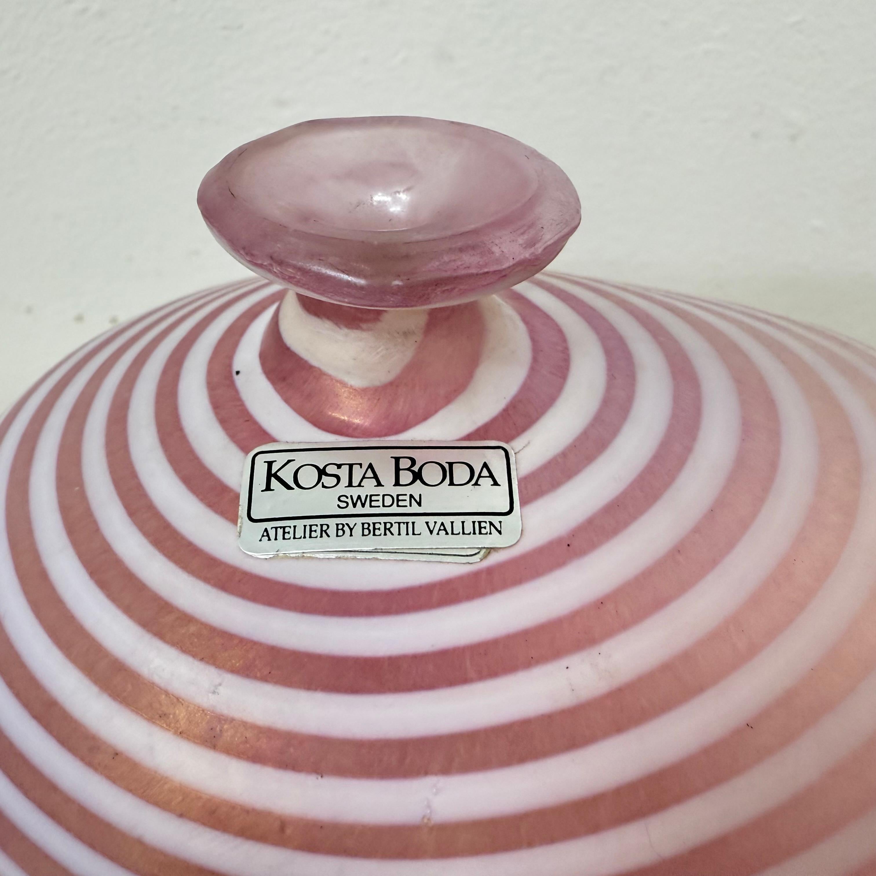 Svedese Vaso in vetro rosa Bertil Vallien per Kosta Boda Svezia , anni '90 in vendita