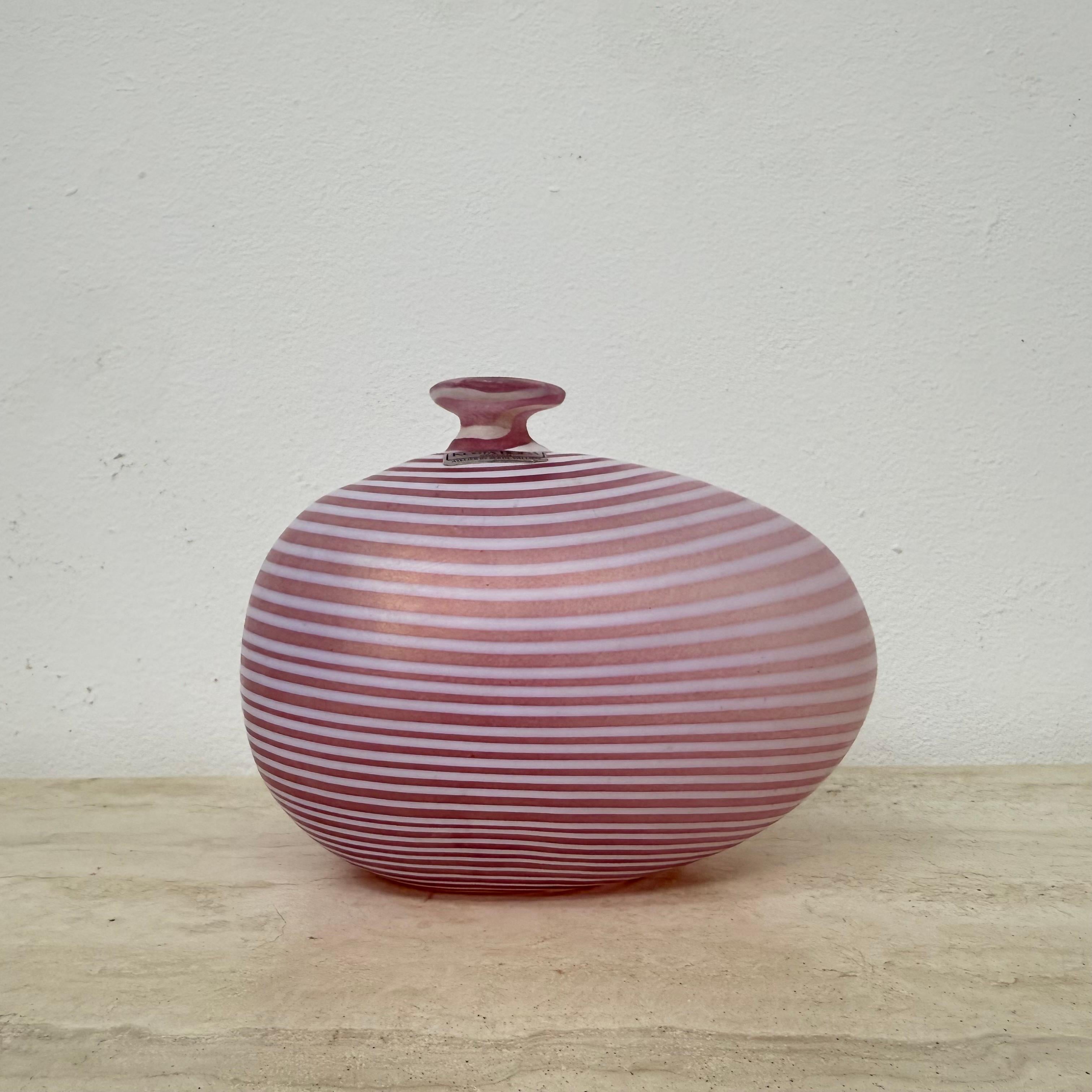 Fine XX secolo Vaso in vetro rosa Bertil Vallien per Kosta Boda Svezia , anni '90 in vendita