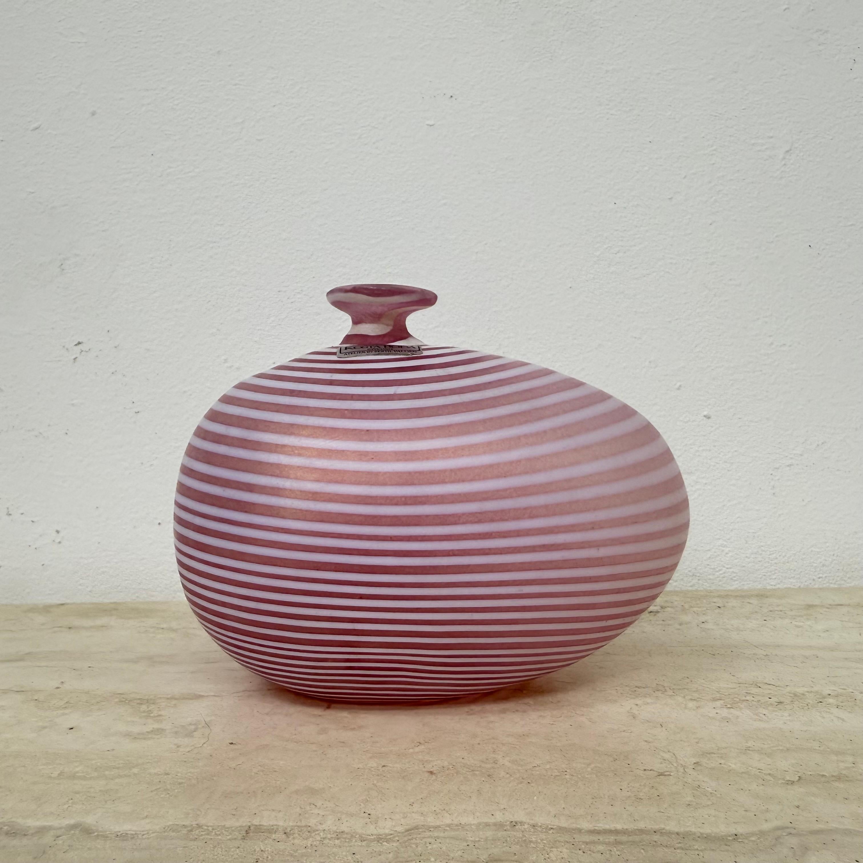 Vaso in vetro rosa Bertil Vallien per Kosta Boda Svezia , anni '90 In condizioni buone in vendita a Delft, NL