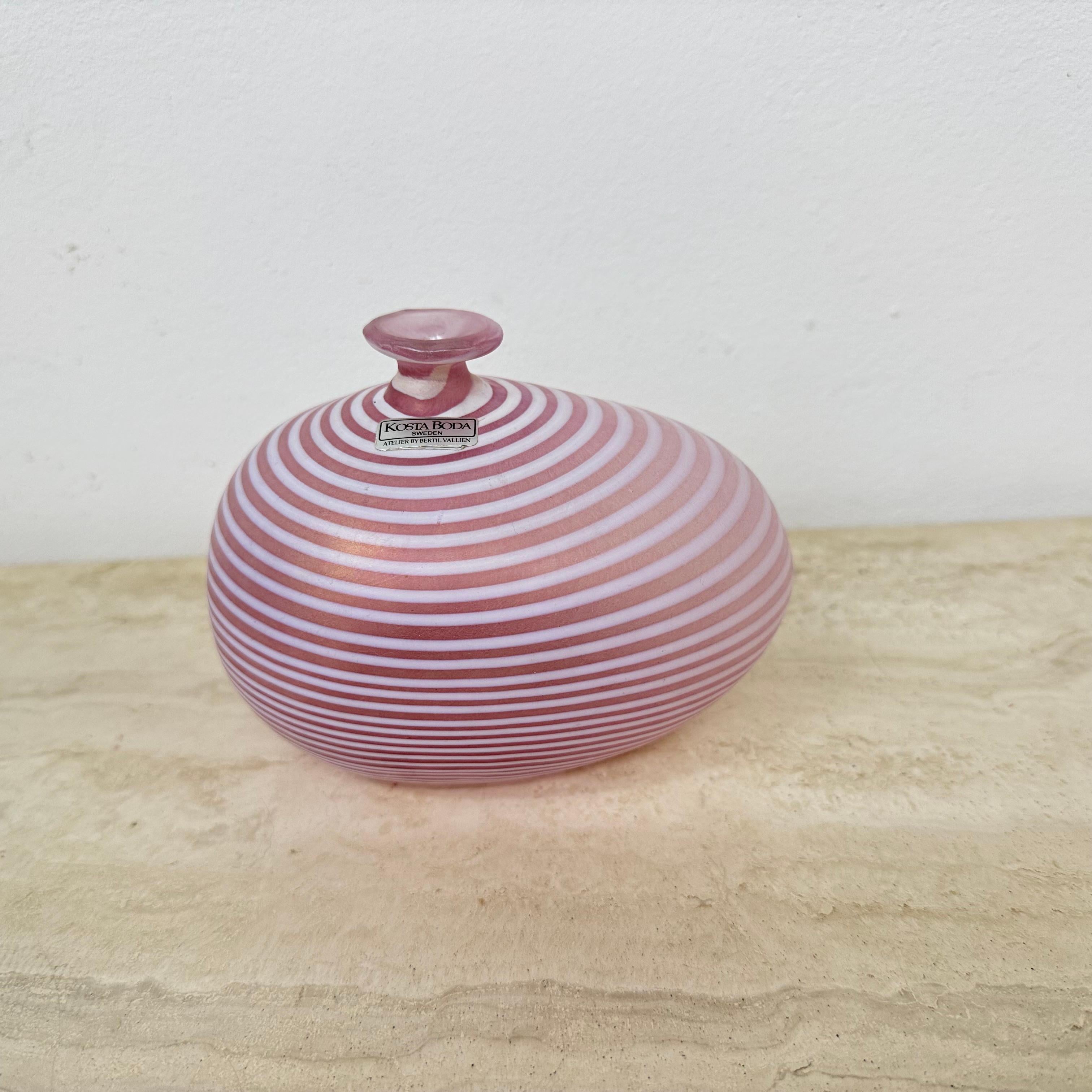 Vetro artistico Vaso in vetro rosa Bertil Vallien per Kosta Boda Svezia , anni '90 in vendita