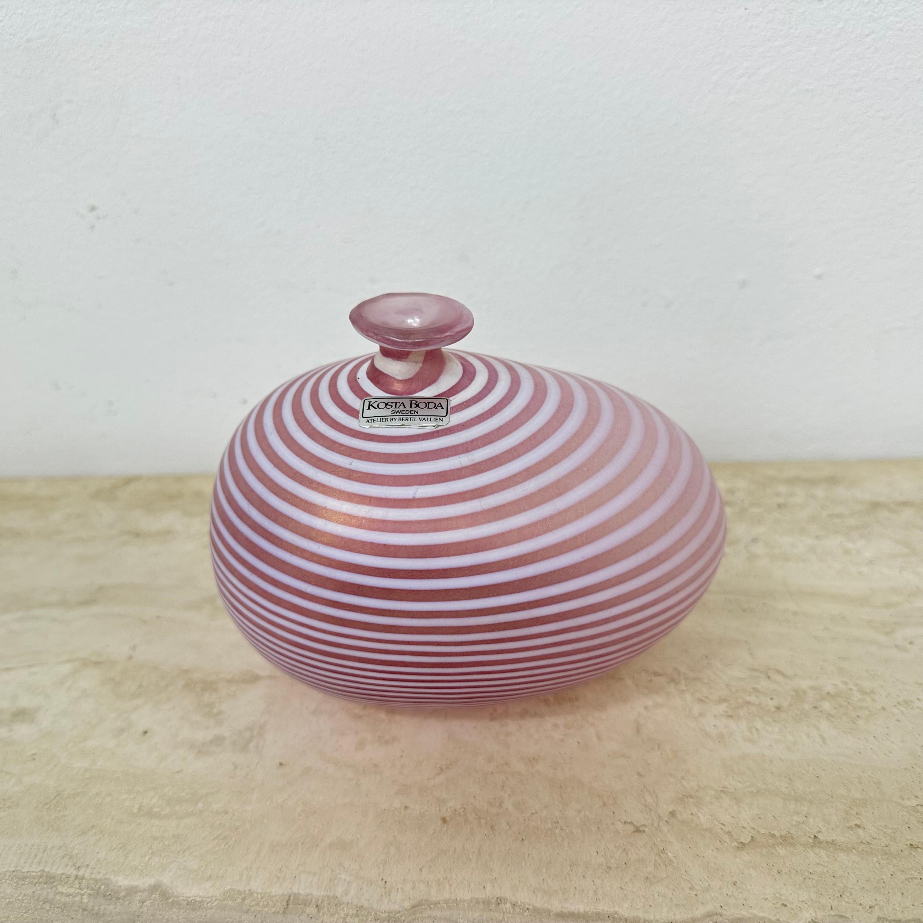 Vaso in vetro rosa Bertil Vallien per Kosta Boda Svezia , anni '90 in vendita 1