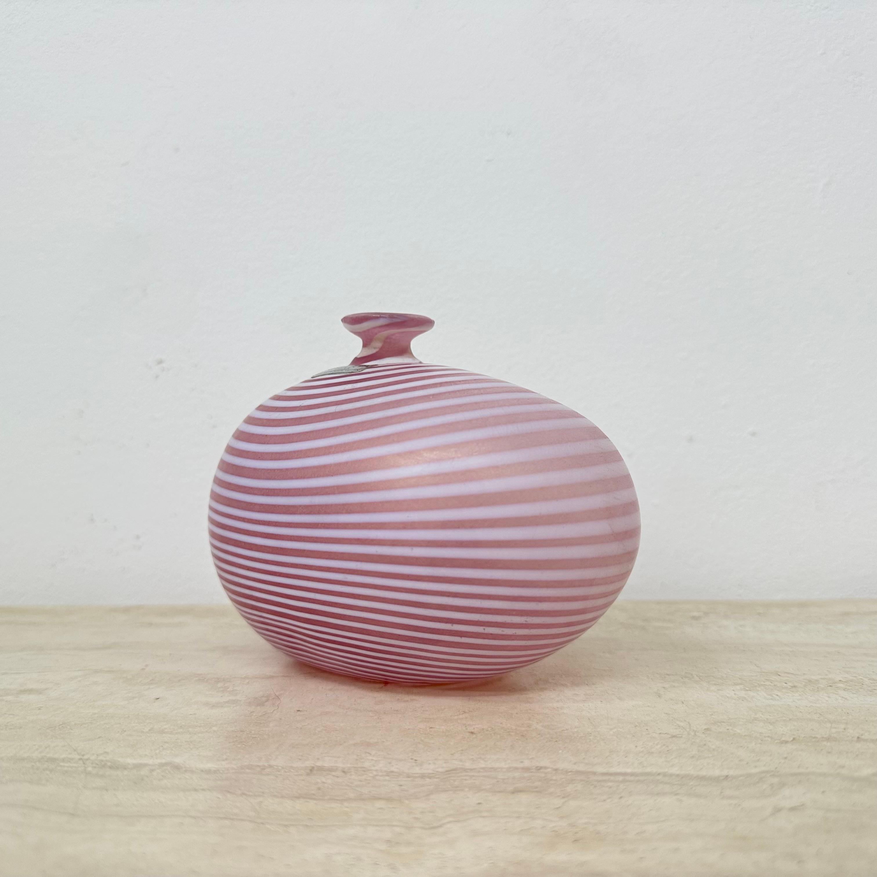 Vaso in vetro rosa Bertil Vallien per Kosta Boda Svezia , anni '90 in vendita 6