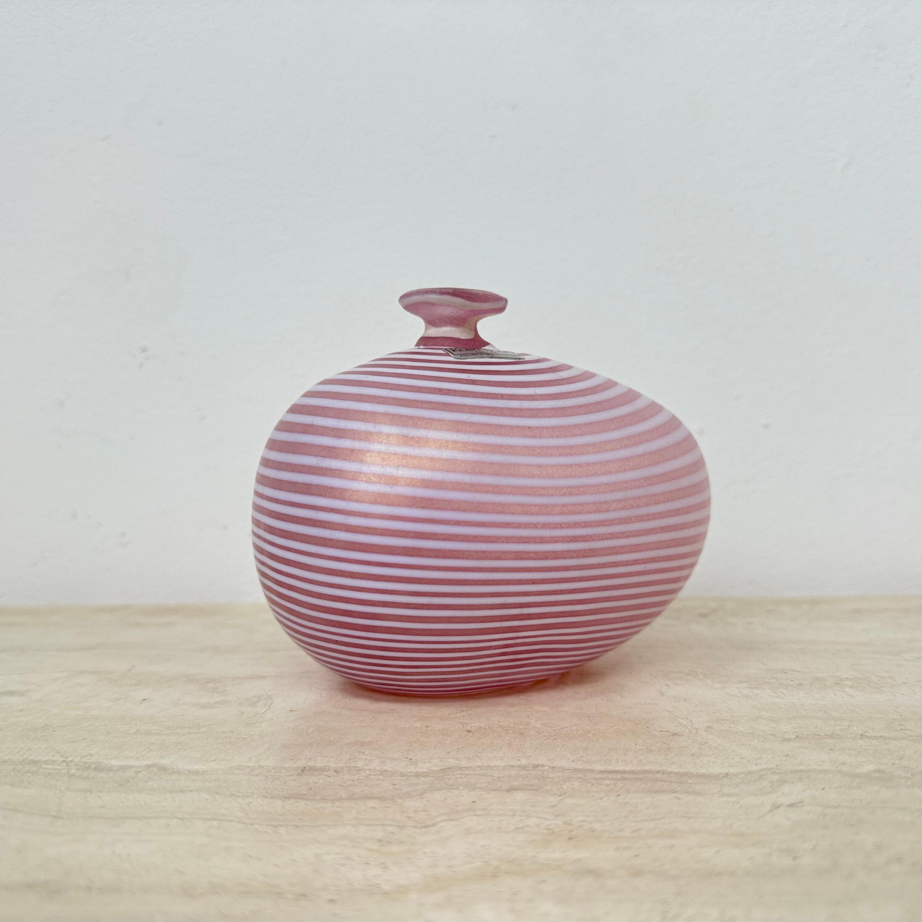 Vaso in vetro rosa Bertil Vallien per Kosta Boda Svezia , anni '90 in vendita 4