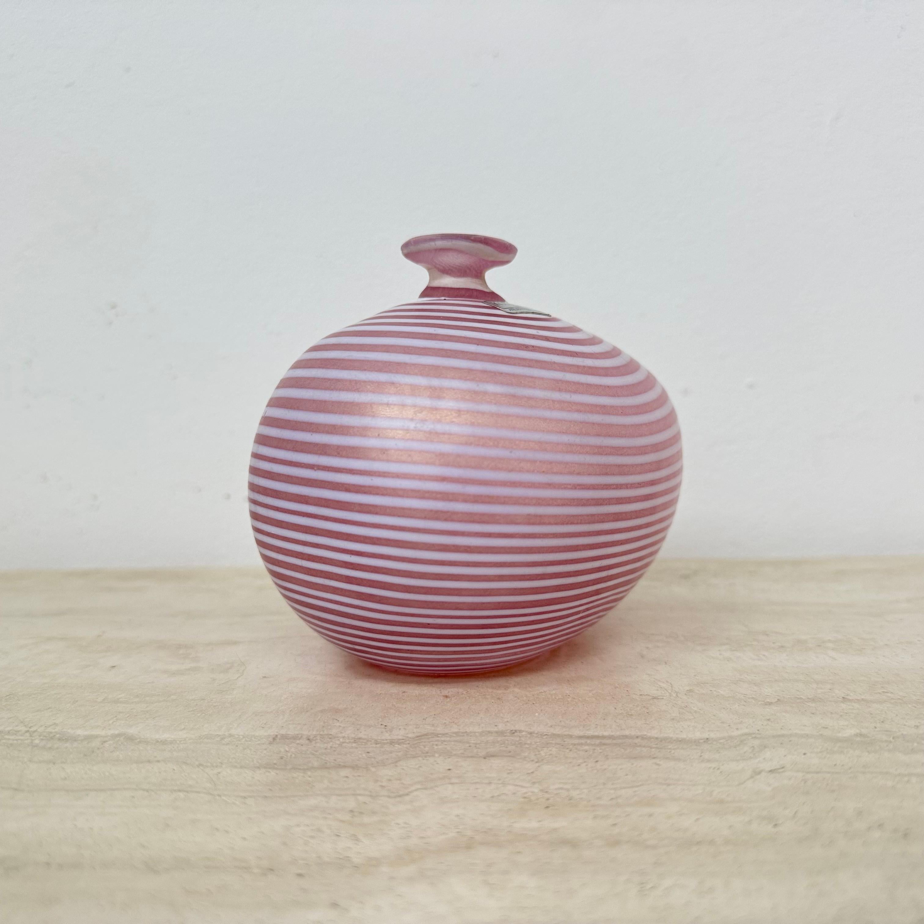 Vaso in vetro rosa Bertil Vallien per Kosta Boda Svezia , anni '90 in vendita 5