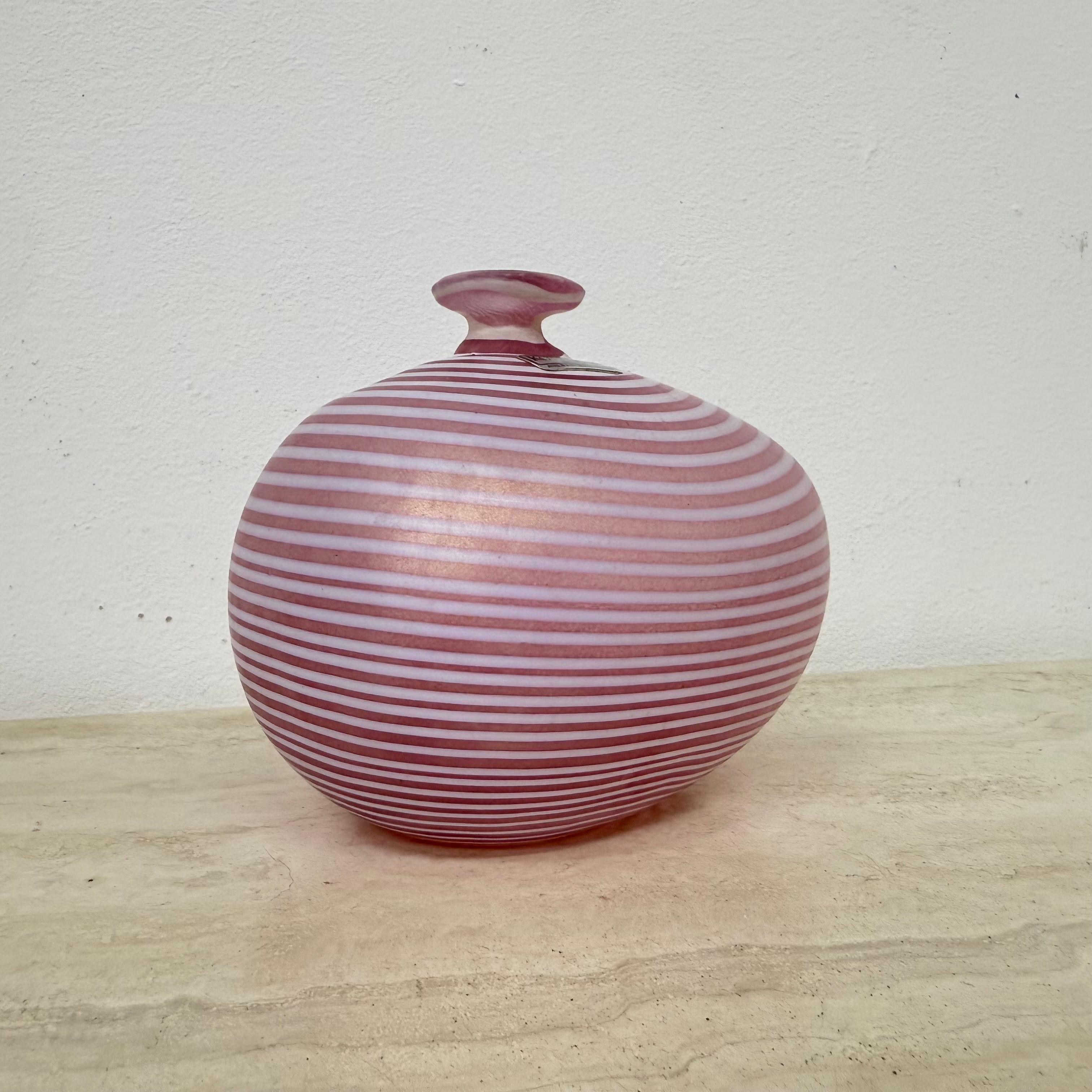 Vaso in vetro rosa Bertil Vallien per Kosta Boda Svezia , anni '90 in vendita 3