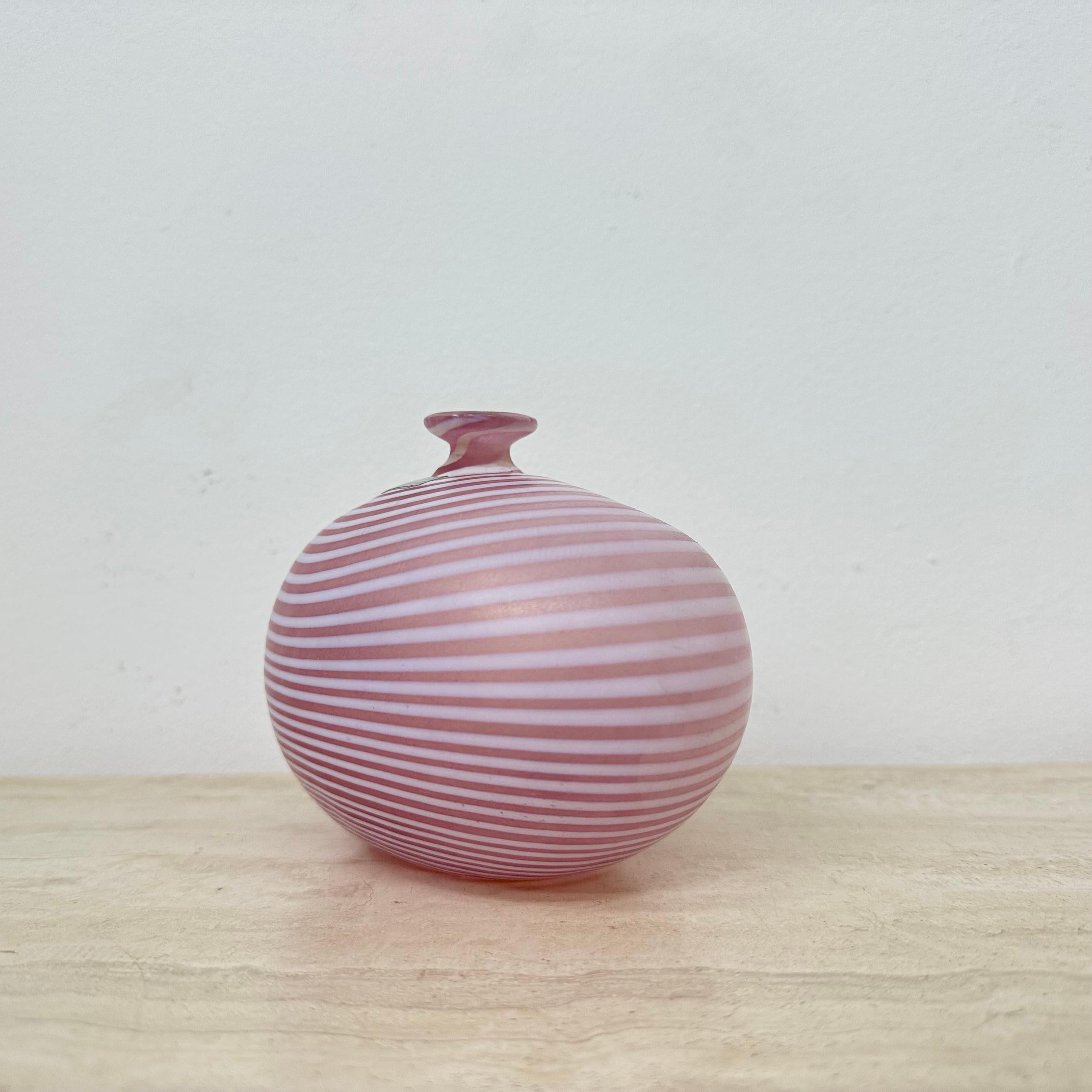 Vaso in vetro rosa Bertil Vallien per Kosta Boda Svezia , anni '90 in vendita 7
