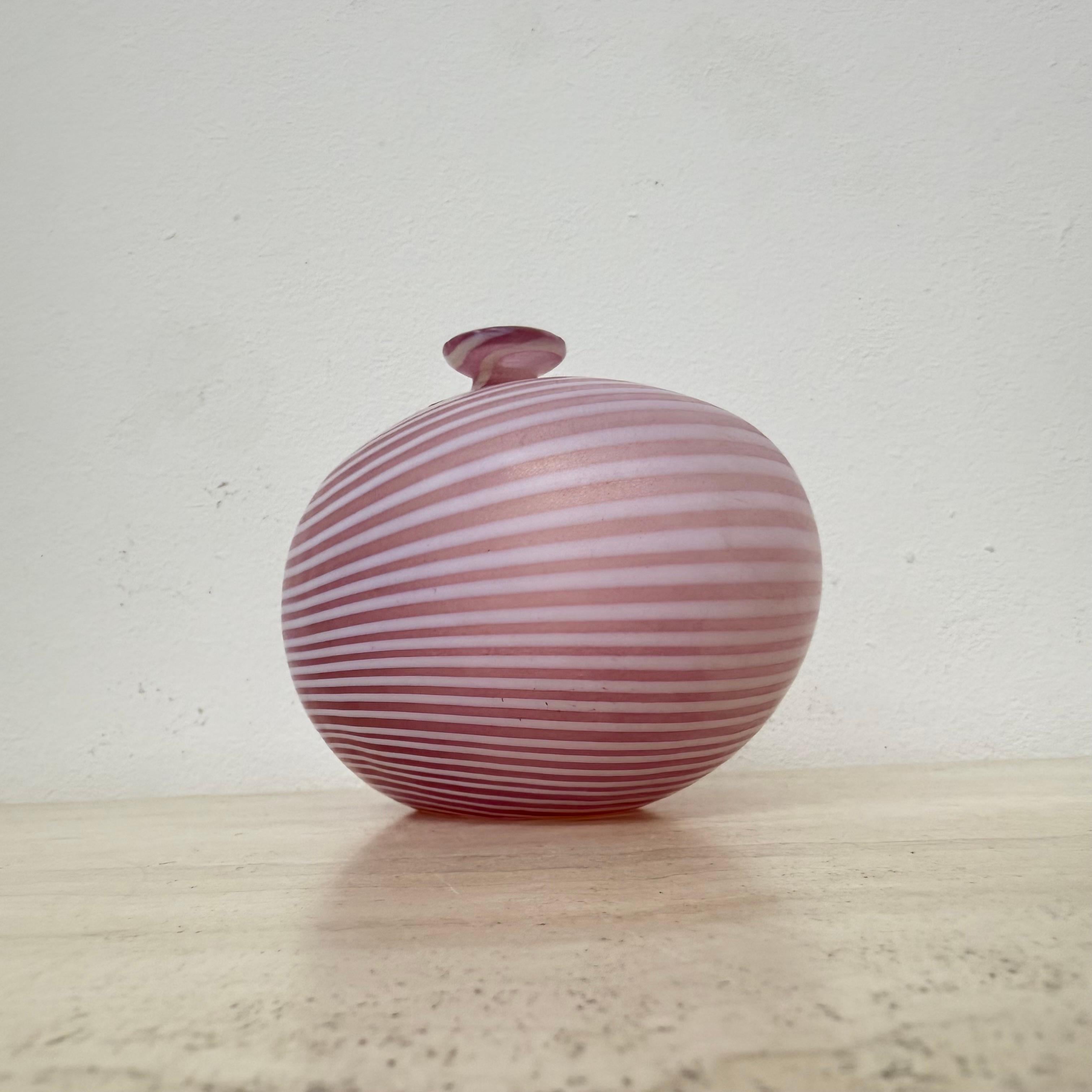 Vaso in vetro rosa Bertil Vallien per Kosta Boda Svezia , anni '90 in vendita 8
