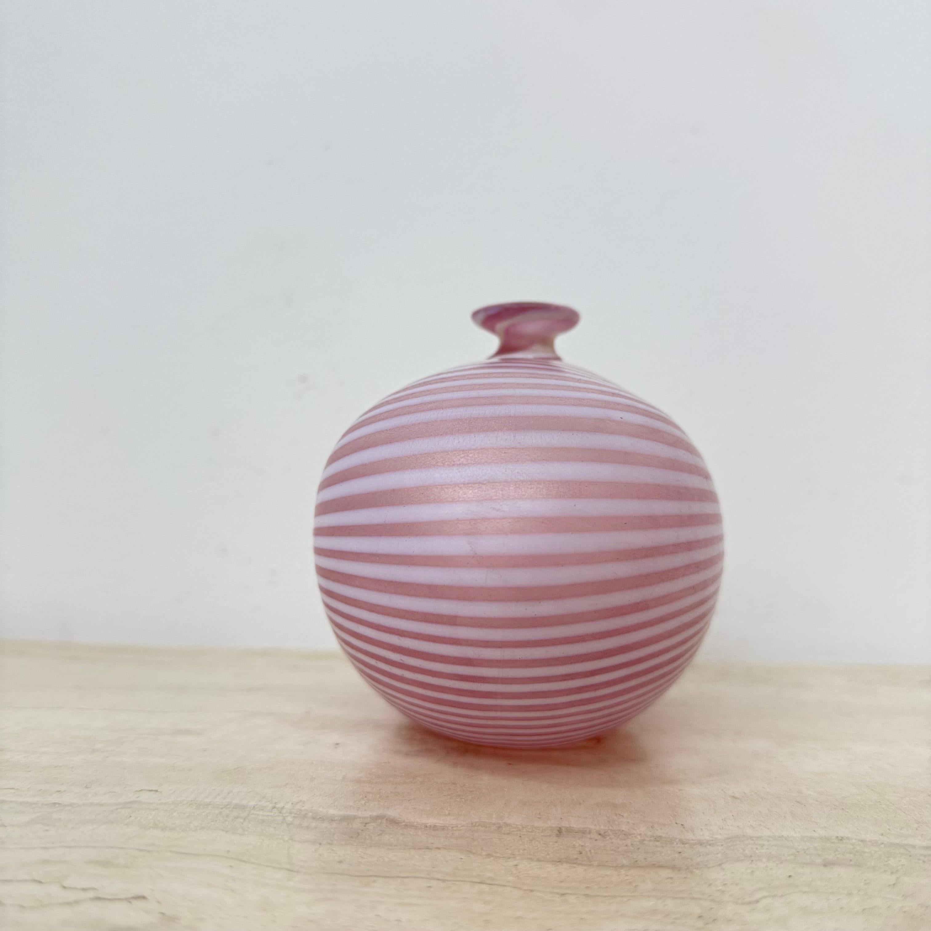 Vaso in vetro rosa Bertil Vallien per Kosta Boda Svezia , anni '90 in vendita 12