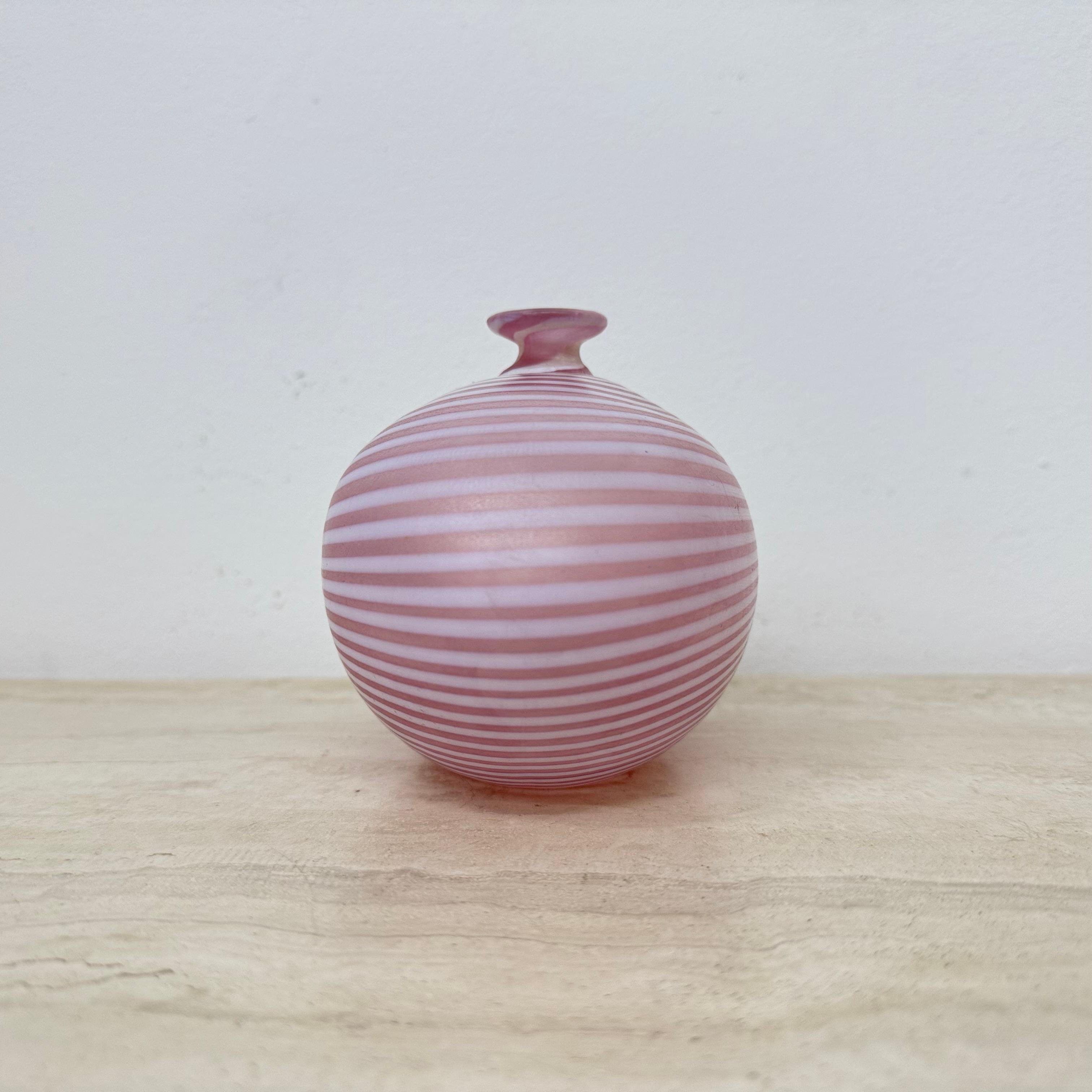 Vaso in vetro rosa Bertil Vallien per Kosta Boda Svezia , anni '90 in vendita 11