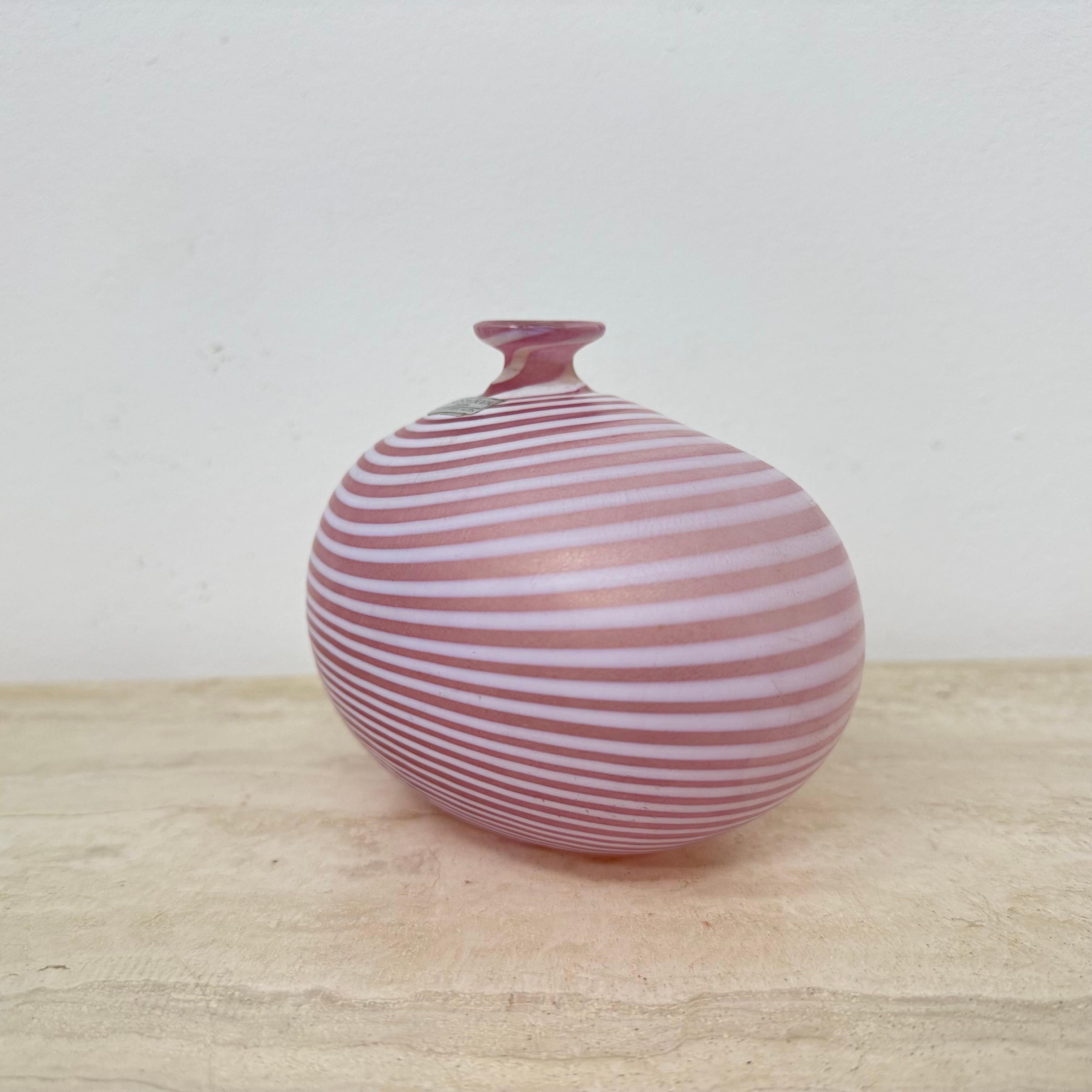 Vaso in vetro rosa Bertil Vallien per Kosta Boda Svezia , anni '90 in vendita 10