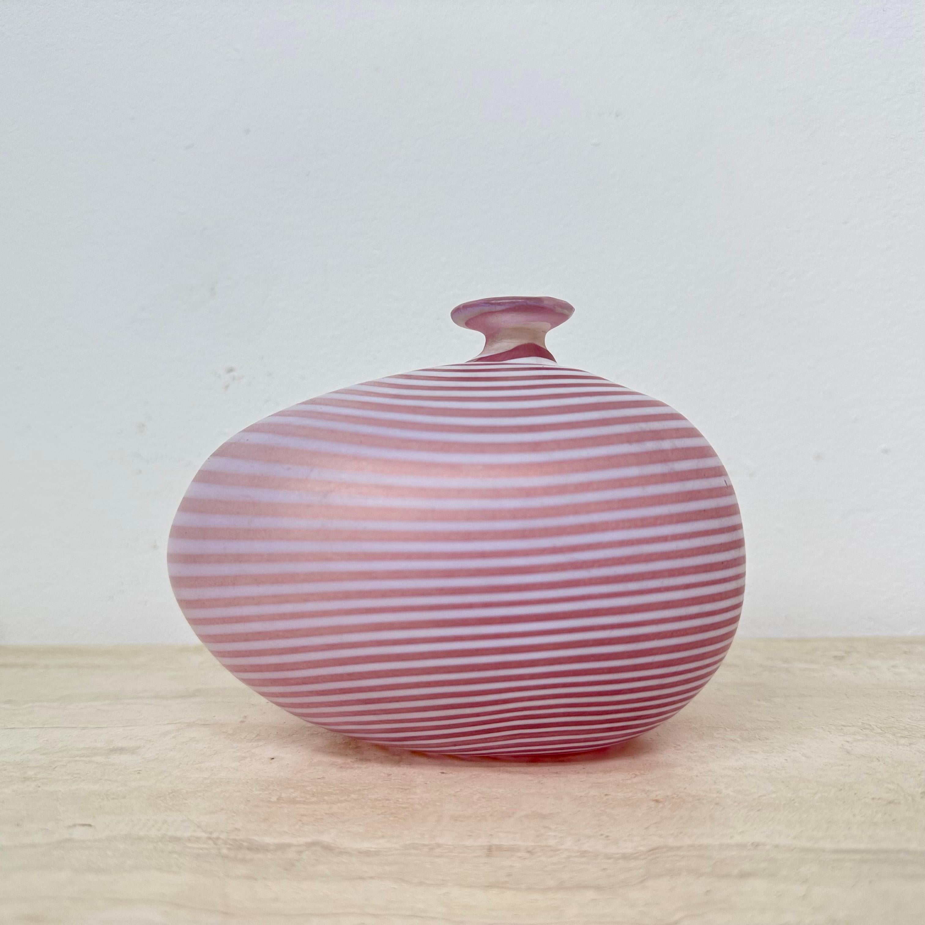 Vaso in vetro rosa Bertil Vallien per Kosta Boda Svezia , anni '90 in vendita 13