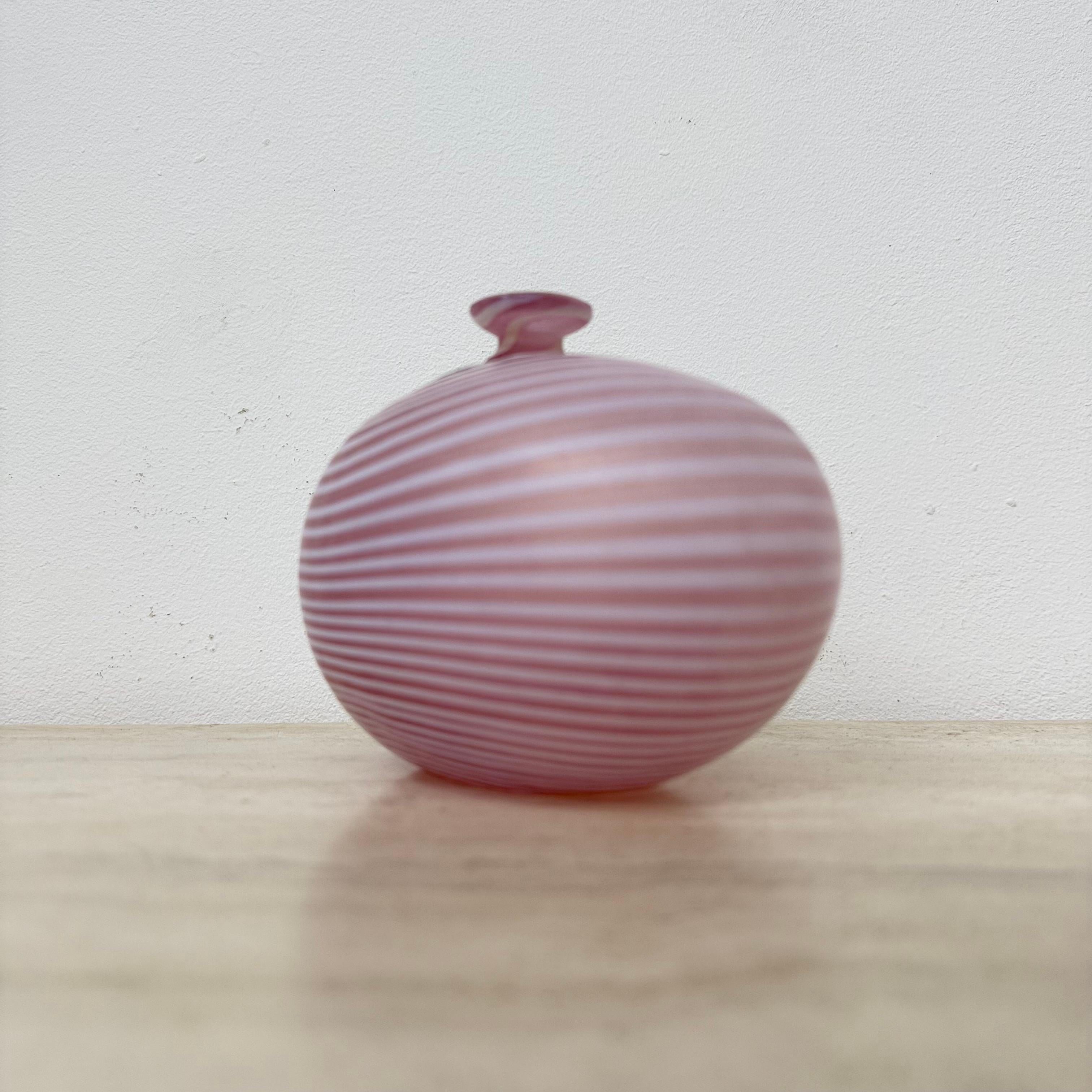 Vaso in vetro rosa Bertil Vallien per Kosta Boda Svezia , anni '90 in vendita 9