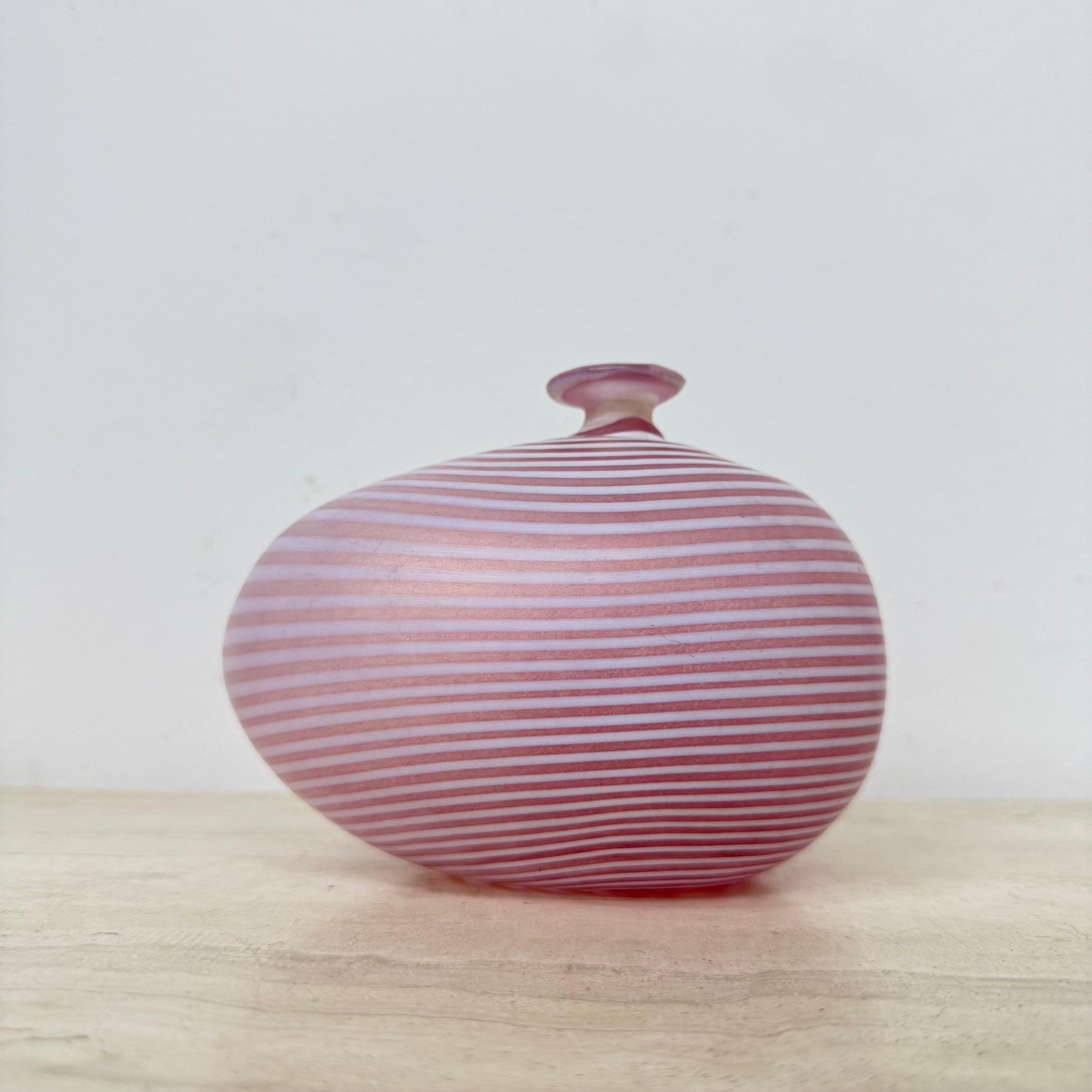 Vaso in vetro rosa Bertil Vallien per Kosta Boda Svezia , anni '90 in vendita 14