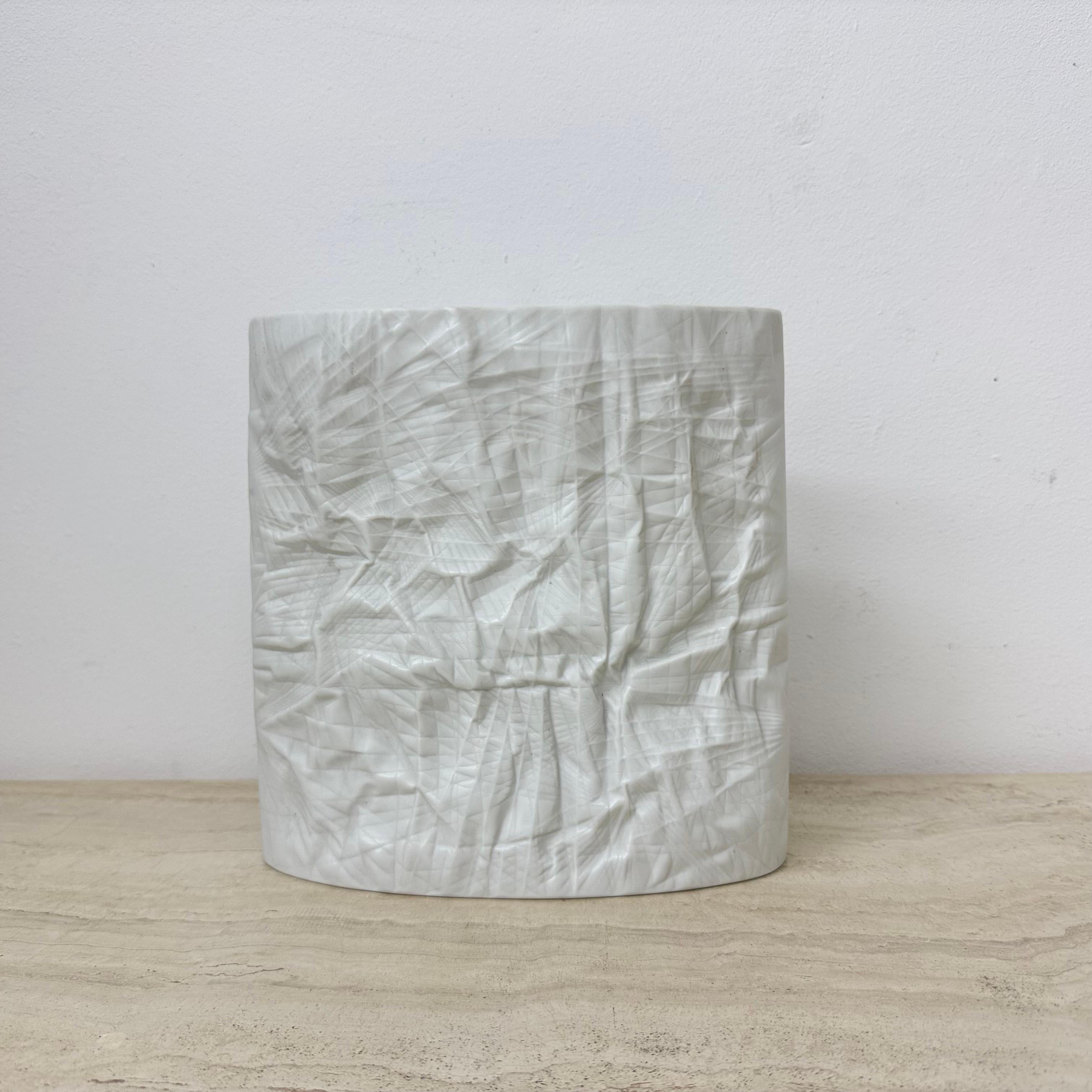 Martin Freyer Rosenthal Bisque Porcelaine Paper Relief Vase Op Art 1970s In Good Condition For Sale In Delft, NL