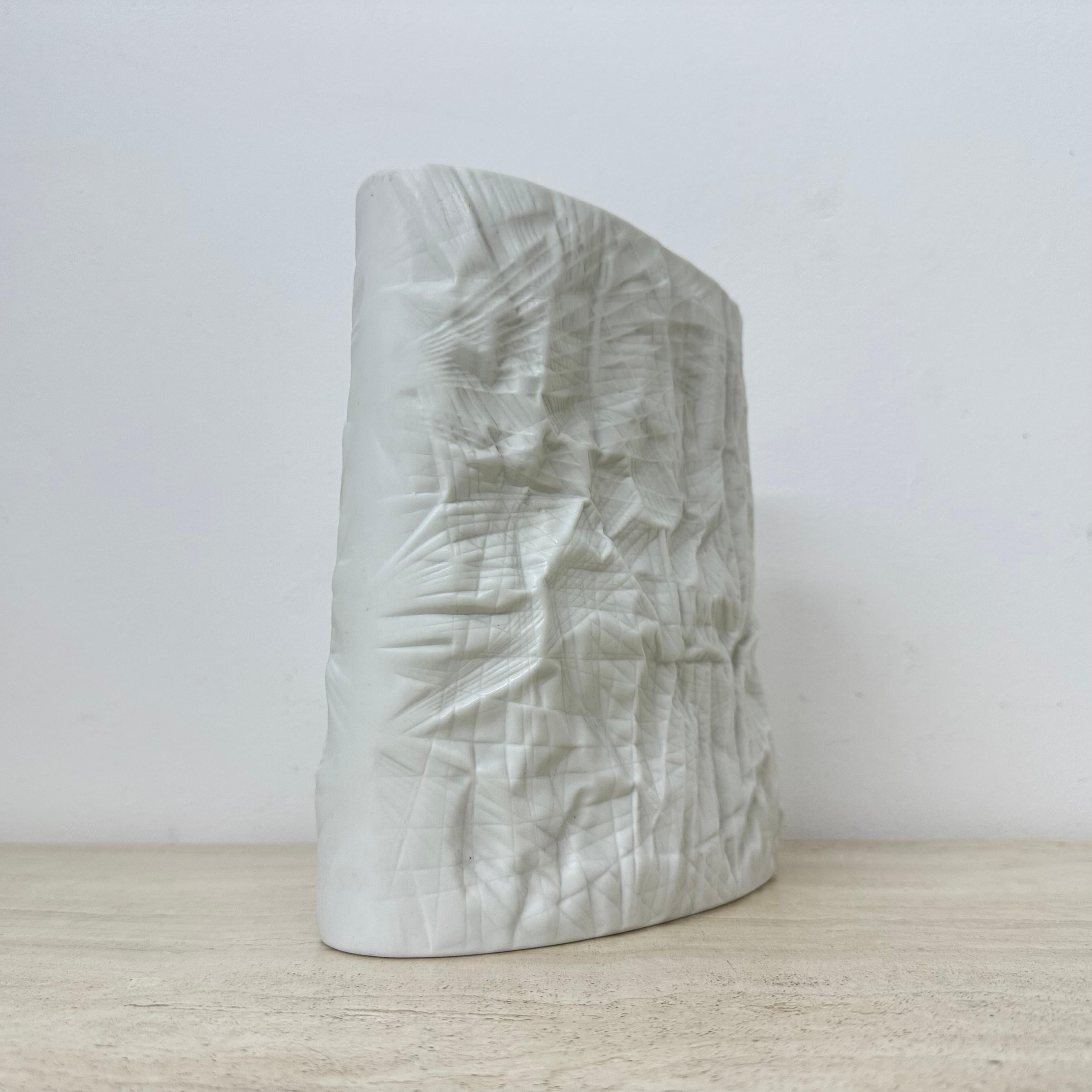 Martin Freyer Rosenthal Bisque Porcelaine Paper Relief Vase Op Art 1970s For Sale 4