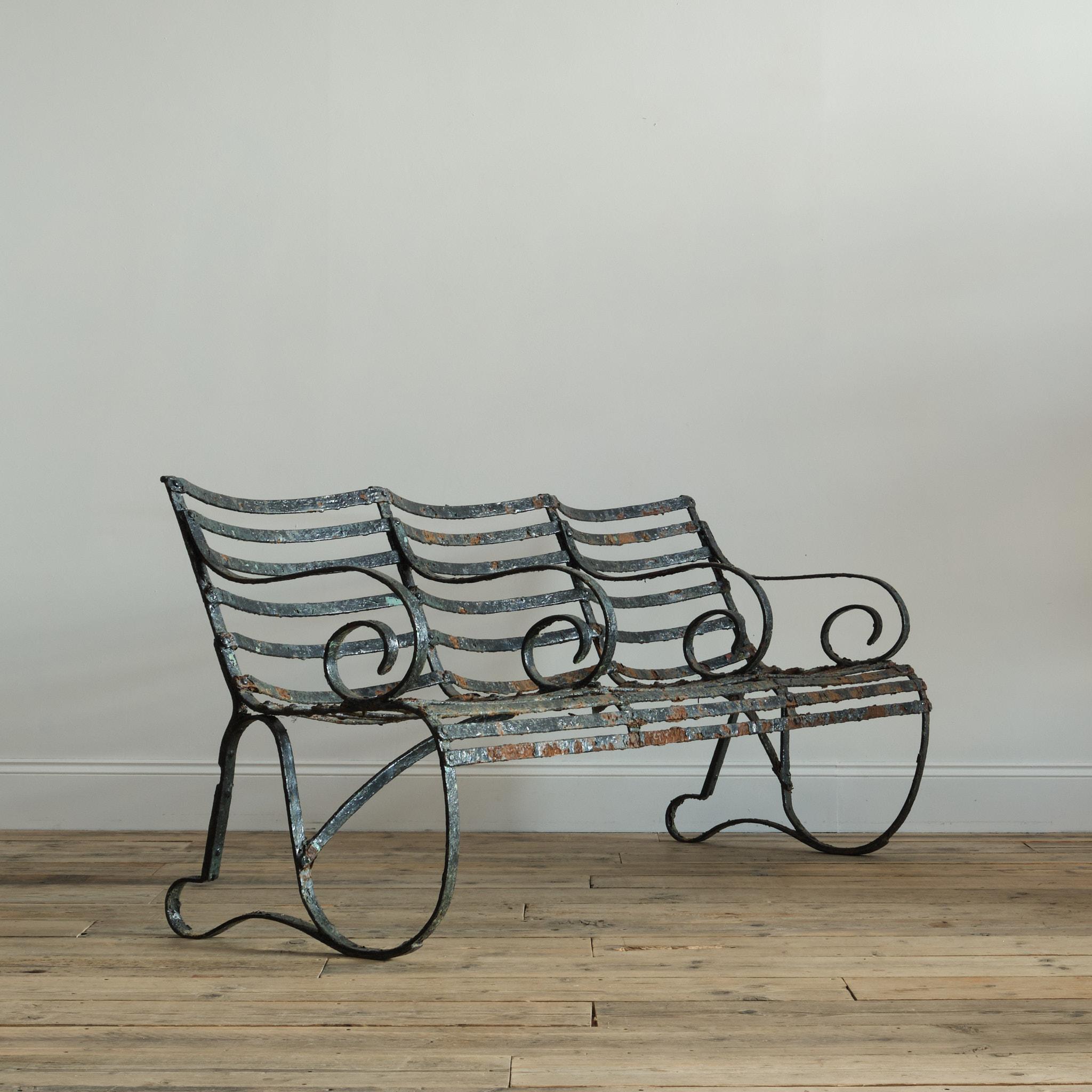 Banc de jardin à trois places du 19e siècle, bien usé par les intempéries. Recouvert de couches de vieille peinture écaillée. Il est doté de 4 accoudoirs façonnés et de supports d'assise et de dossier façonnés.

La structure est saine, la rouille