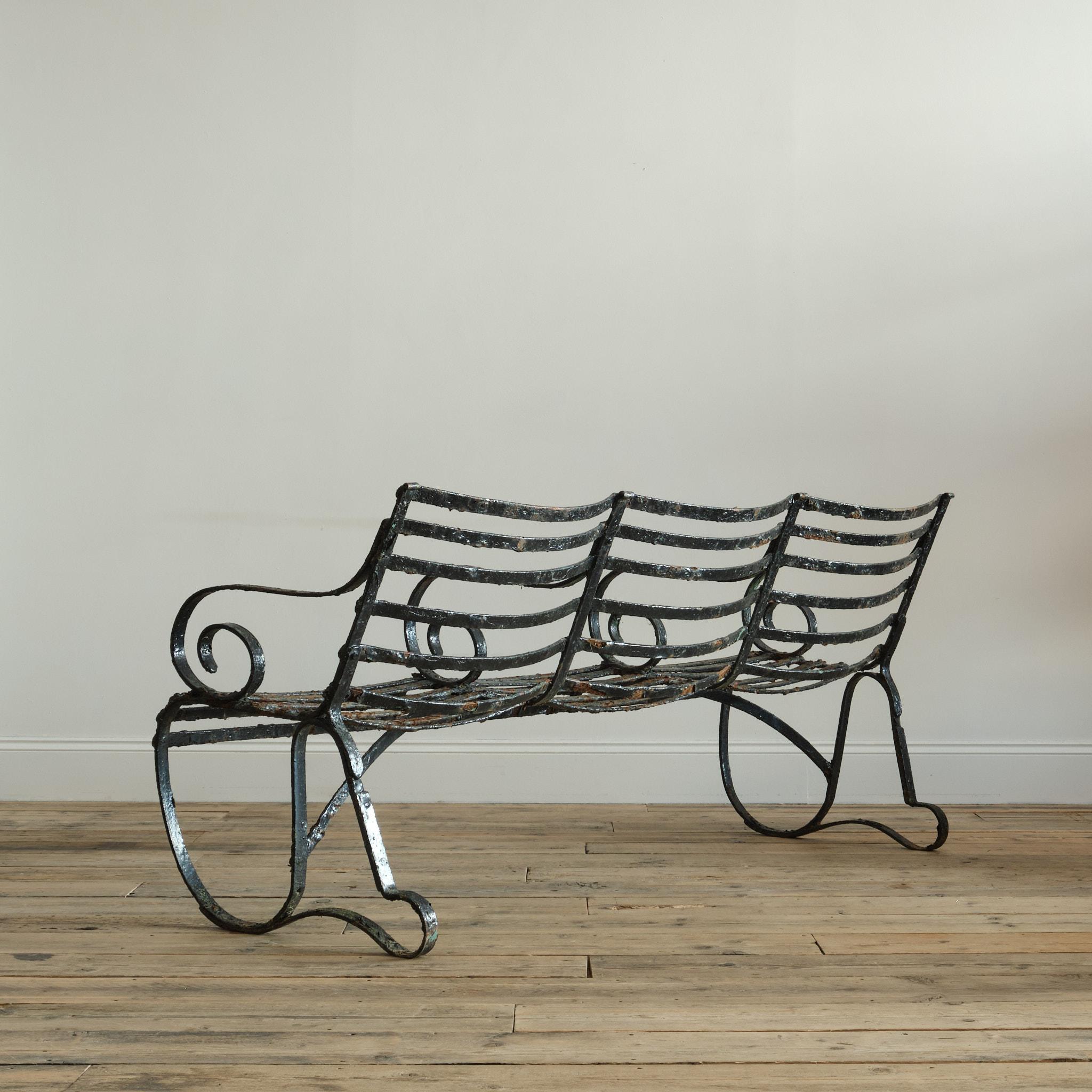 Banc de jardin en fer forgé du 19e siècle à courroie Abîmé - En vente à Batley, GB