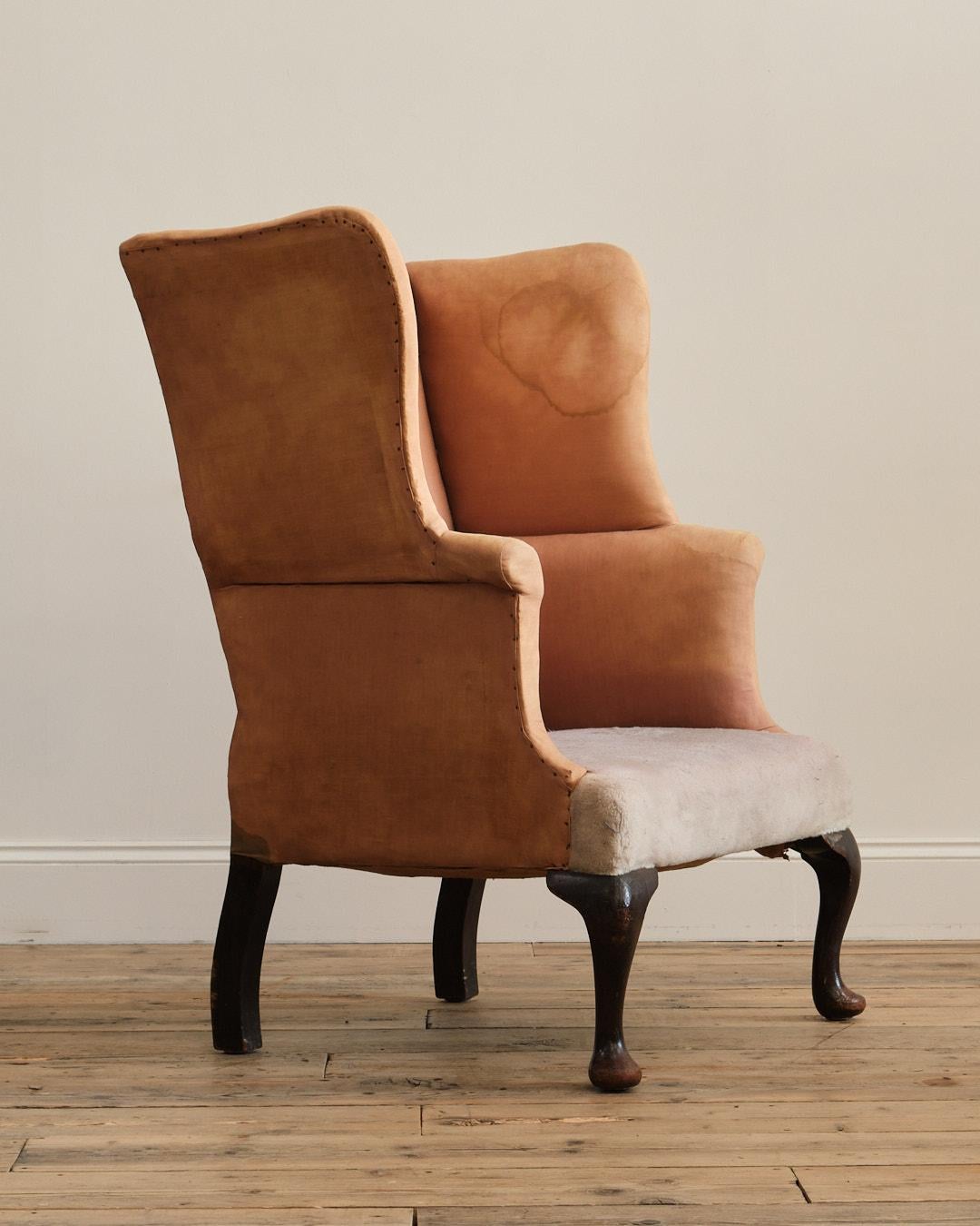 Una buona poltrona wingback da casa di campagna del XIX secolo. Si erge su alte gambe anteriori cabriolet e su gambe posteriori distanziate. Mantenendo la tappezzeria originale. 

Strutturalmente in buono stato e per la tappezzeria. Qui viene