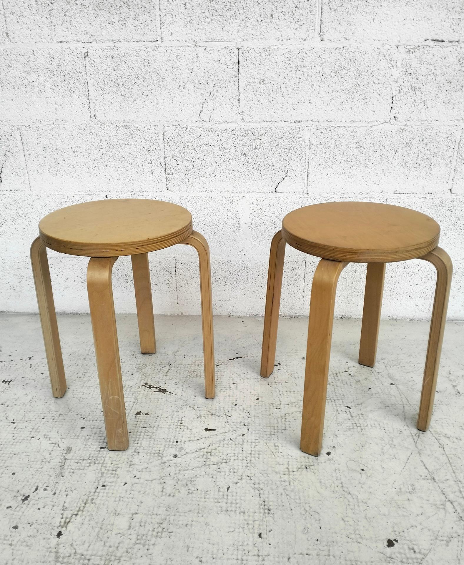 Satz von 2 Holzhockern Modell E60 von Alvar Aalto für Artek 60's (Moderne der Mitte des Jahrhunderts) im Angebot
