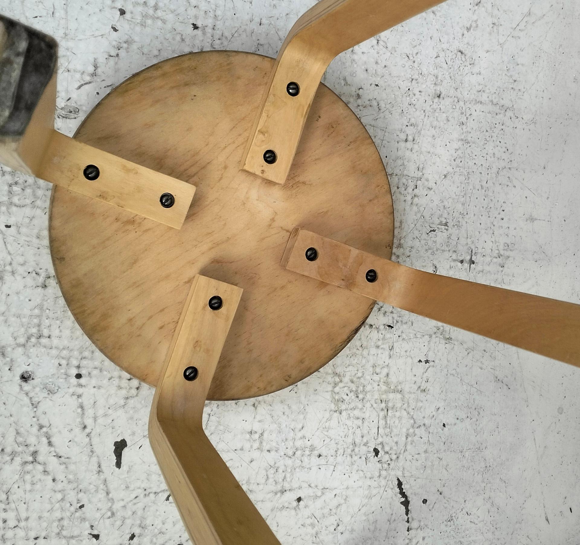 Satz von 2 Holzhockern Modell E60 von Alvar Aalto für Artek 60's im Angebot 2