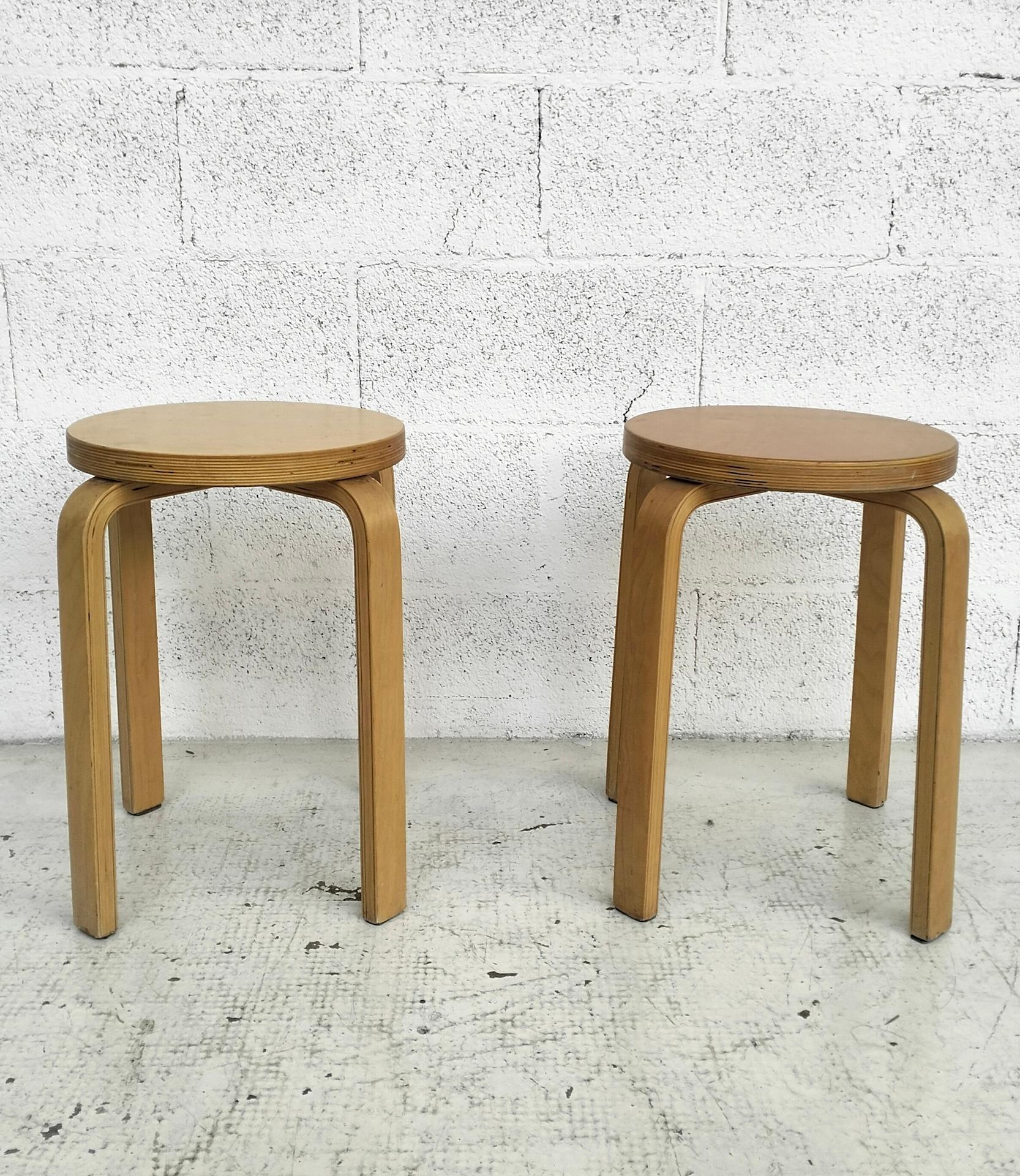 Satz von 2 Holzhockern Modell E60 von Alvar Aalto für Artek 60's im Zustand „Gut“ im Angebot in Padova, IT