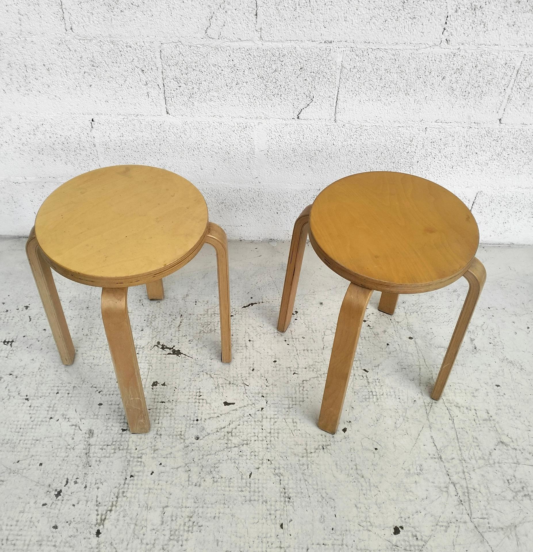 Satz von 2 Holzhockern Modell E60 von Alvar Aalto für Artek 60's (Finnisch) im Angebot