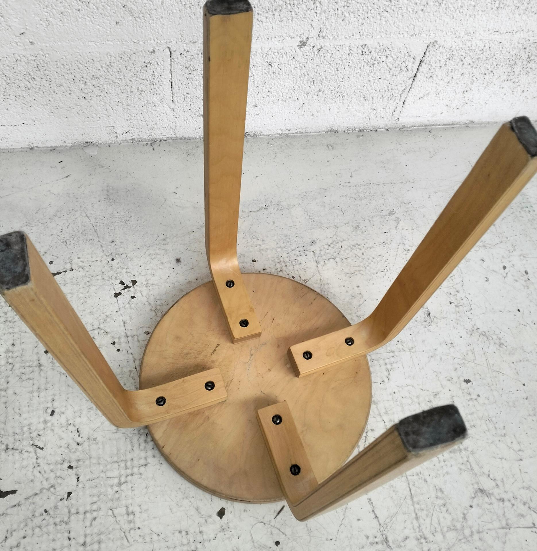 Satz von 2 Holzhockern Modell E60 von Alvar Aalto für Artek 60's im Angebot 1