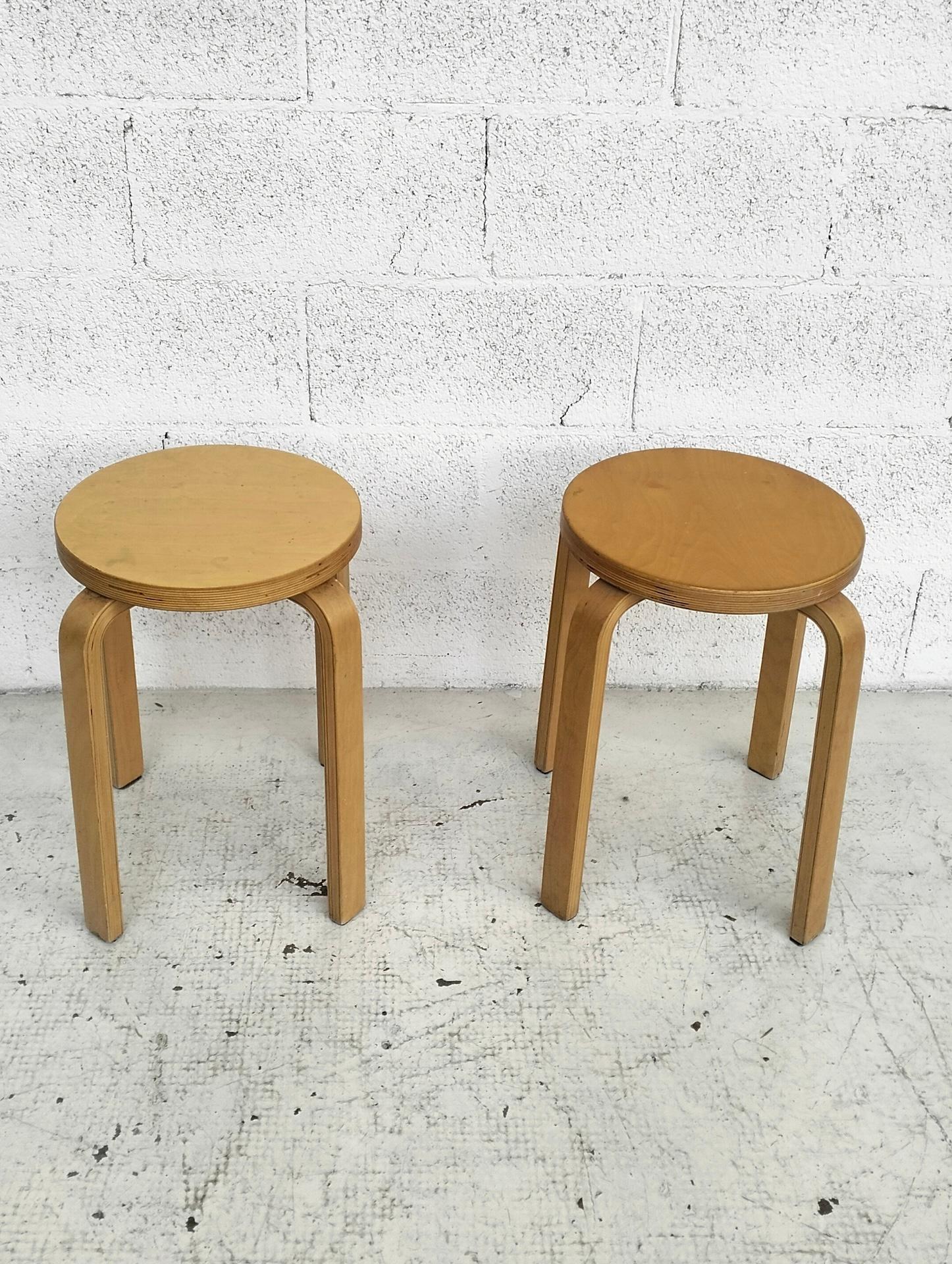 Satz von 2 Holzhockern Modell E60 von Alvar Aalto für Artek 60's (Mitte des 20. Jahrhunderts) im Angebot