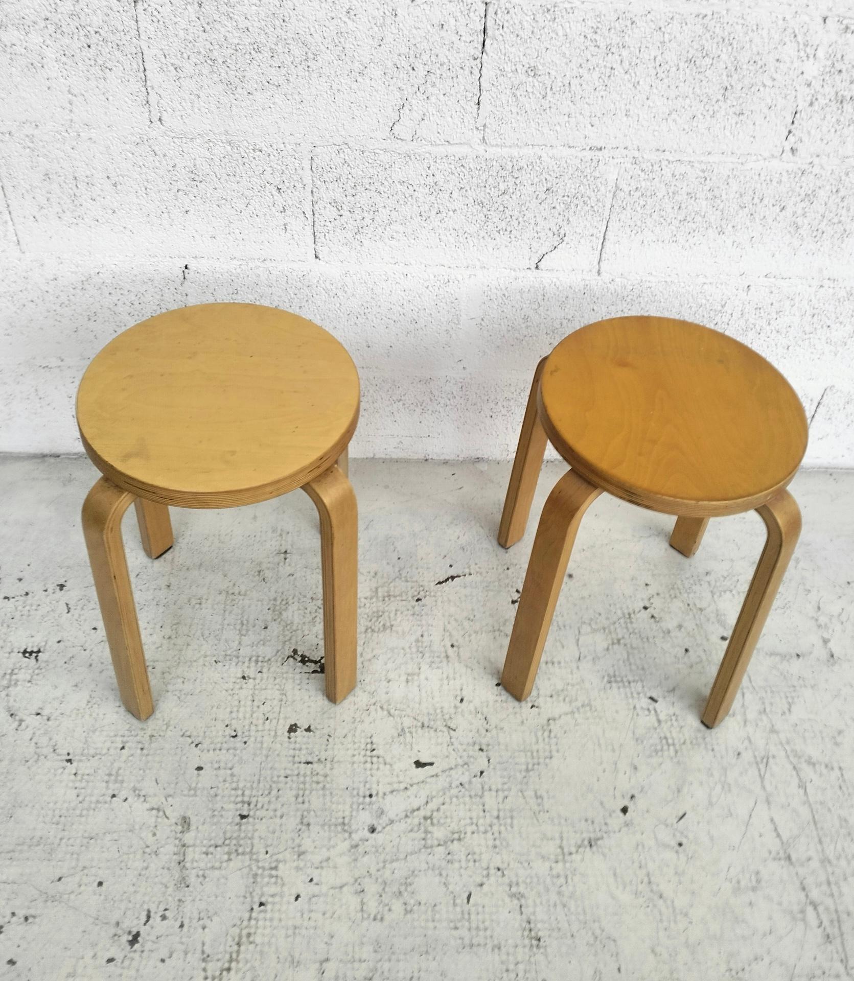 Satz von 2 Holzhockern Modell E60 von Alvar Aalto für Artek 60's (Birke) im Angebot