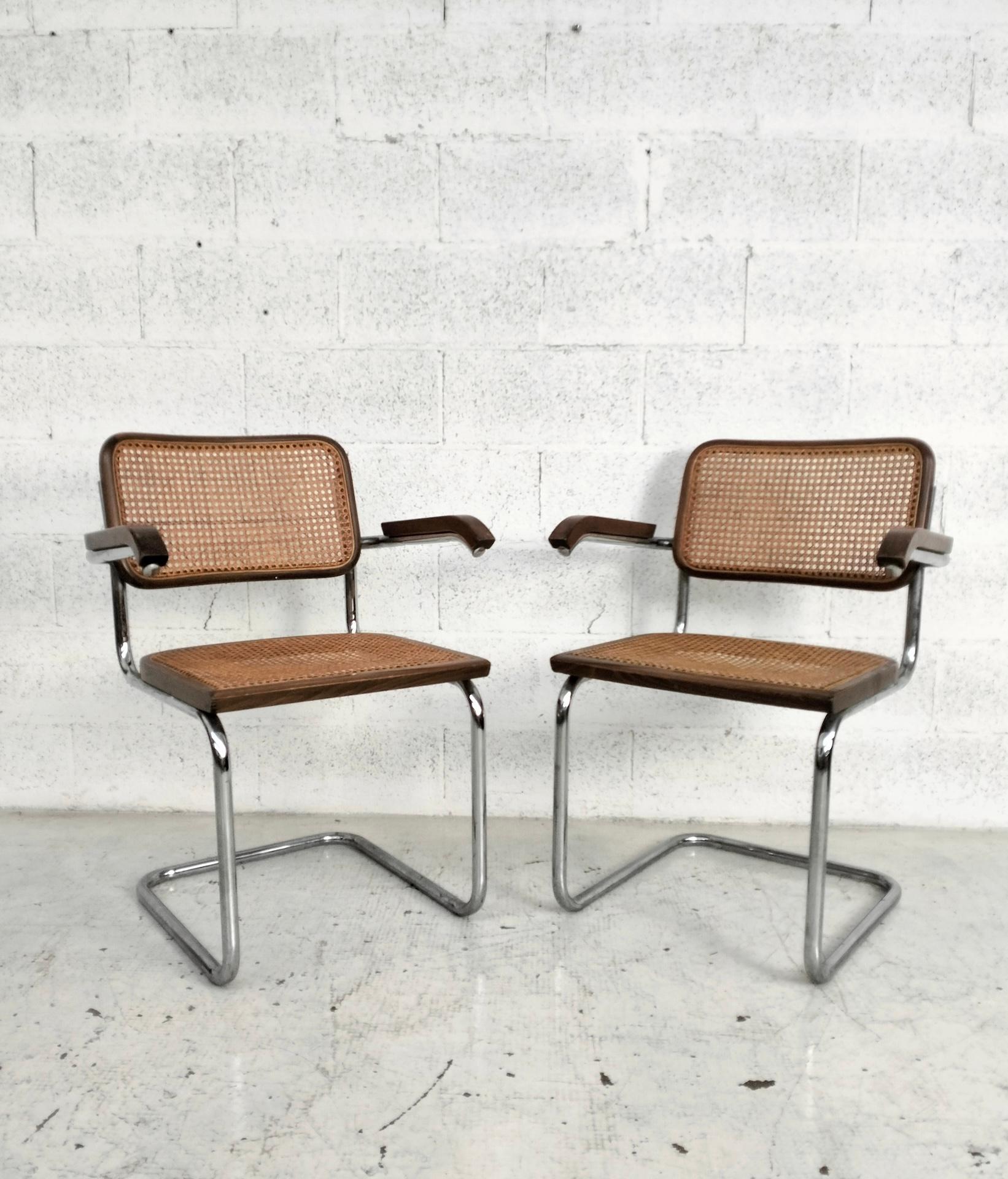 Sedie con braccioli. 
Acciaio cromato e paglia di Vienna marrone. Condizioni molto buone, in linea con il tempo e l'uso.

Nella sedia Cesca di Marcel Lajos Breuer per Gavina puoi trovare il top della qualità Made in Italy. Quest'opera del designer