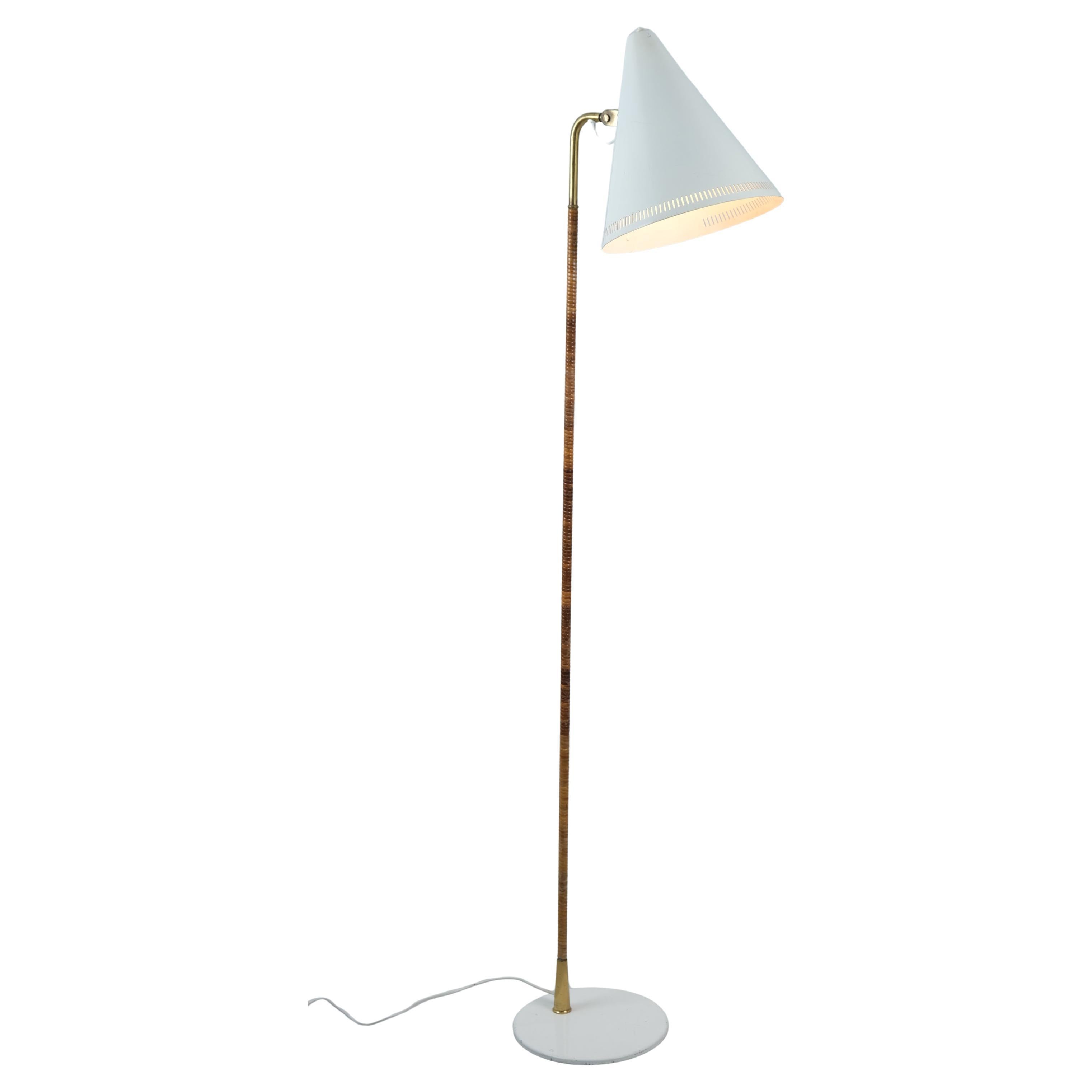 Stehlampe „Nun's Hat“ von Paavo Tynell, Modell K10-10 in Weiß und Rattan, Idman, 1950er Jahre im Angebot