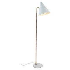 Stehlampe „Nun's Hat“ von Paavo Tynell, Modell K10-10 in Weiß und Rattan, Idman, 1950er Jahre