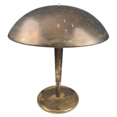 Lampada da tavolo 'Ombrello' in ottone traforato Paavo Tynell Modello 5061, Taito 1940s