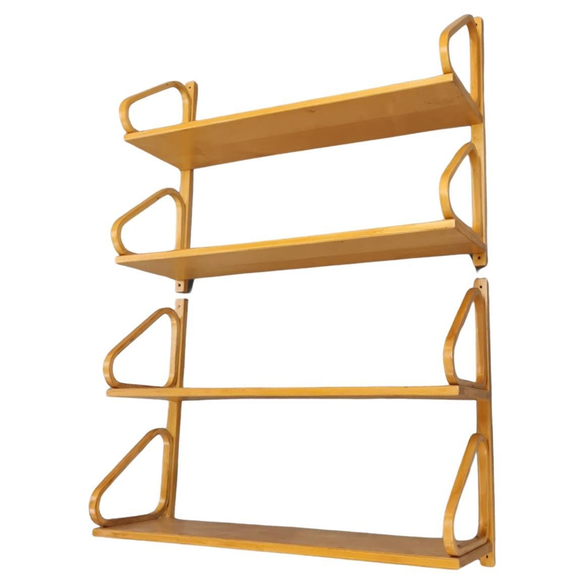 Ein Paar minimalistische, ikonische Alvar Aalto-Regale Modell 112-2 für Artek, 1940er Jahre